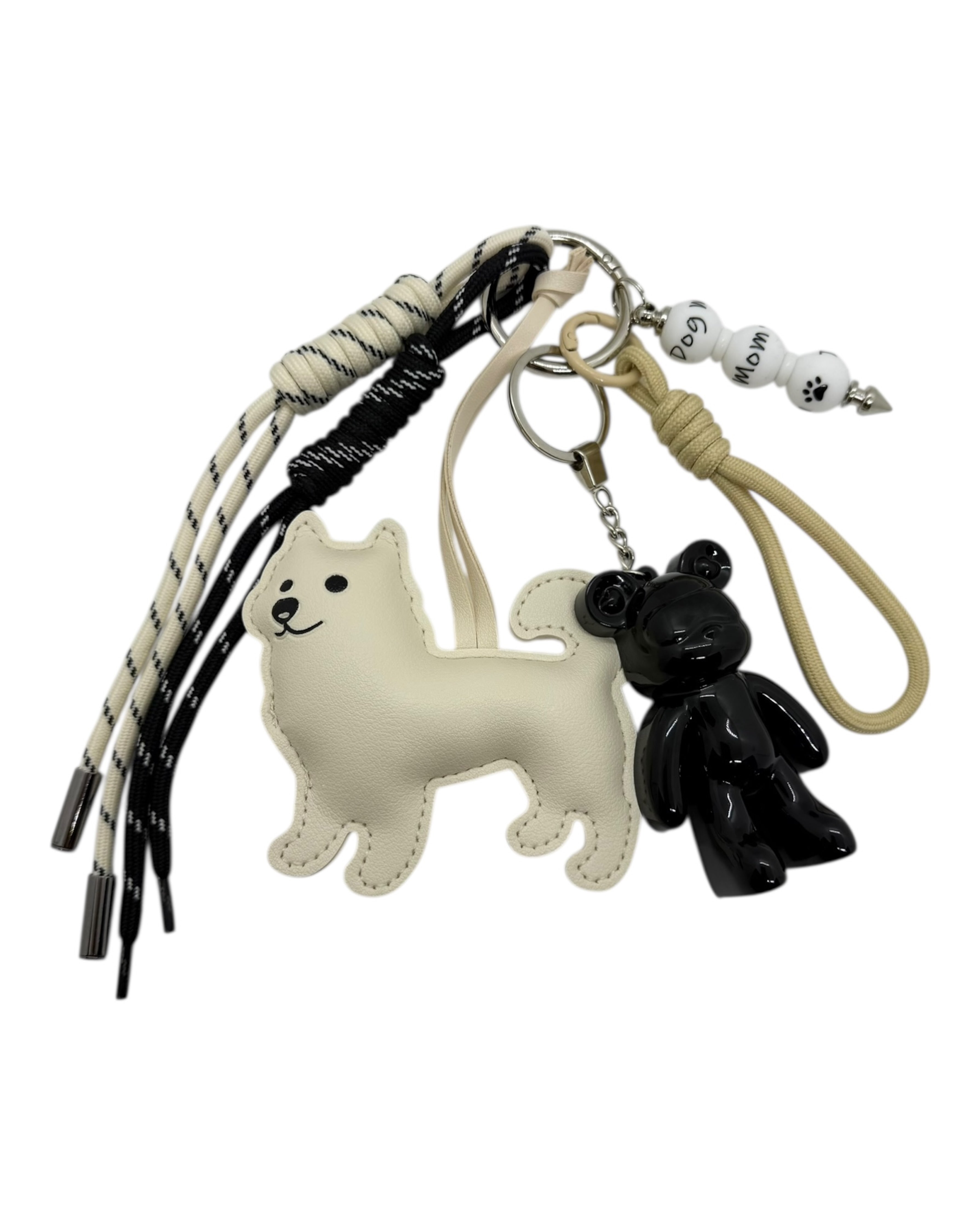 Grigri Dog Mom fait main avec Teddy’z noir brillant, chien creme et perles blanches marquees DOG MOM, accessoire decoratif a accrocher partout.