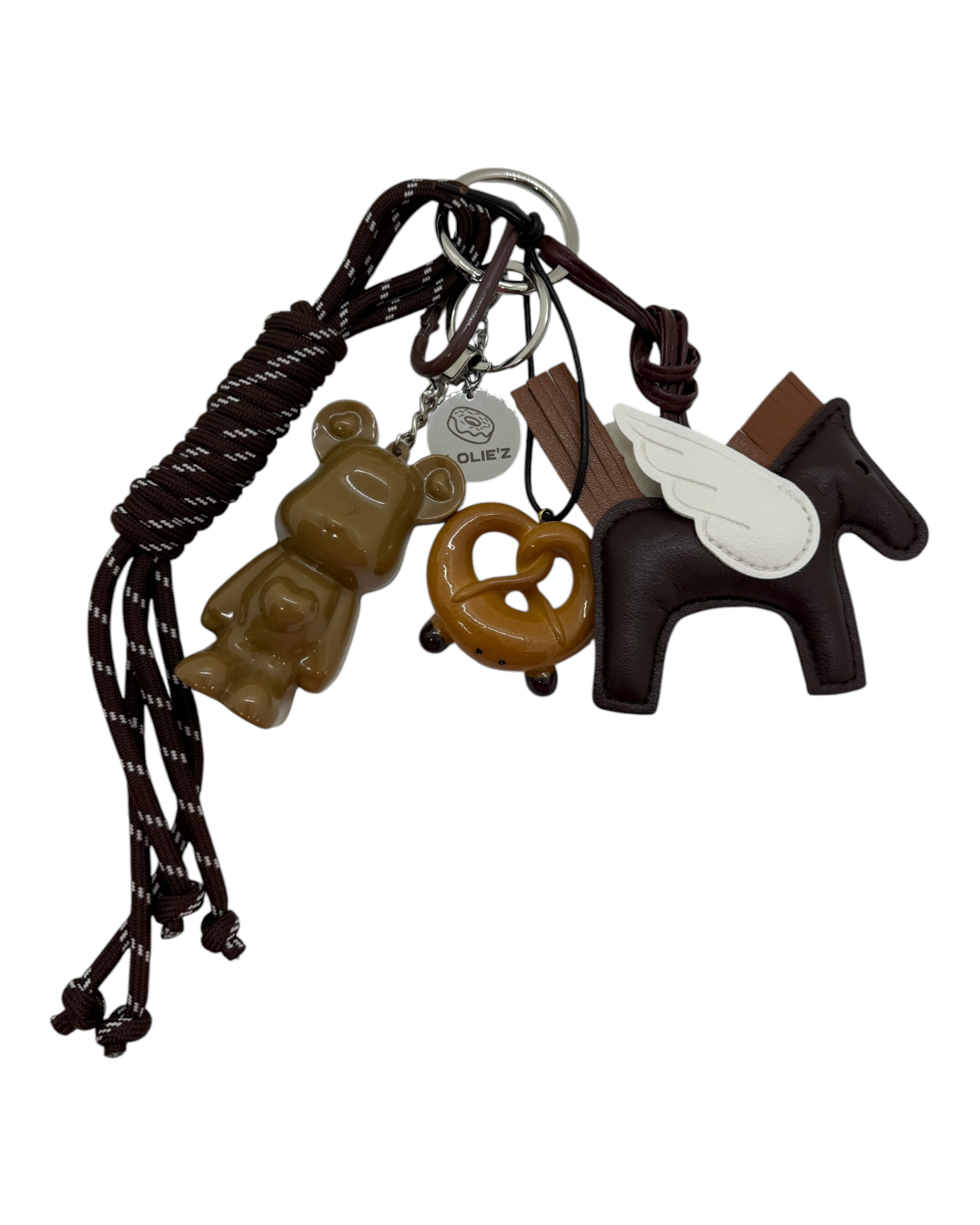 Grigri de sac Marley Wild Ride fait main avec Marley caramel, cheval marron aux ailes blanches et accessoires assortis.