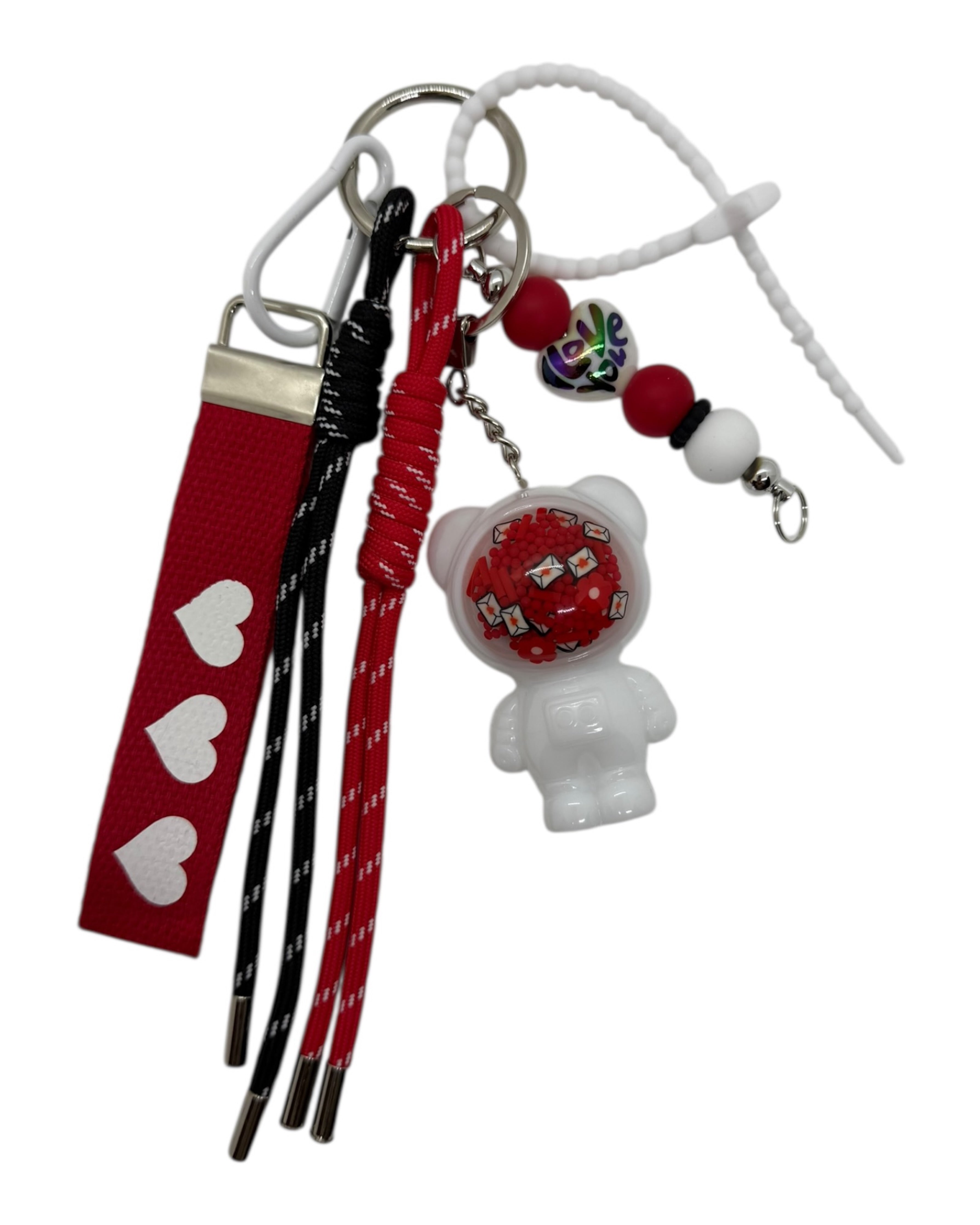 Grigri Izzy Cosmic Love en résine époxy fait main, porte-bonheur en forme d’astro, symbole d’amour à accrocher à un sac ou des clés.