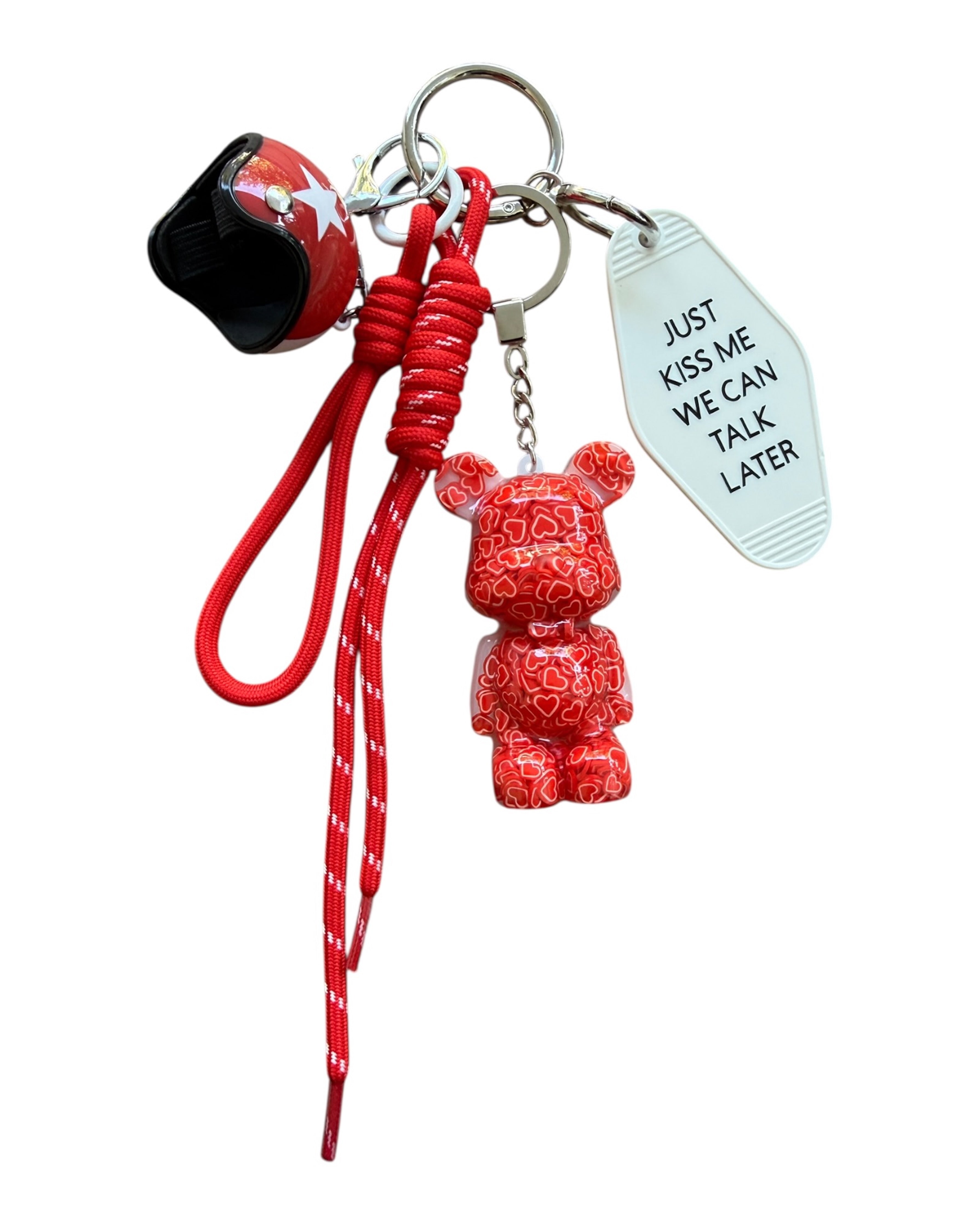 Grigri de sac Teddy'z rouge avec motifs cœurs en résine époxy, fait main, avec cordon rouge et médaille message.