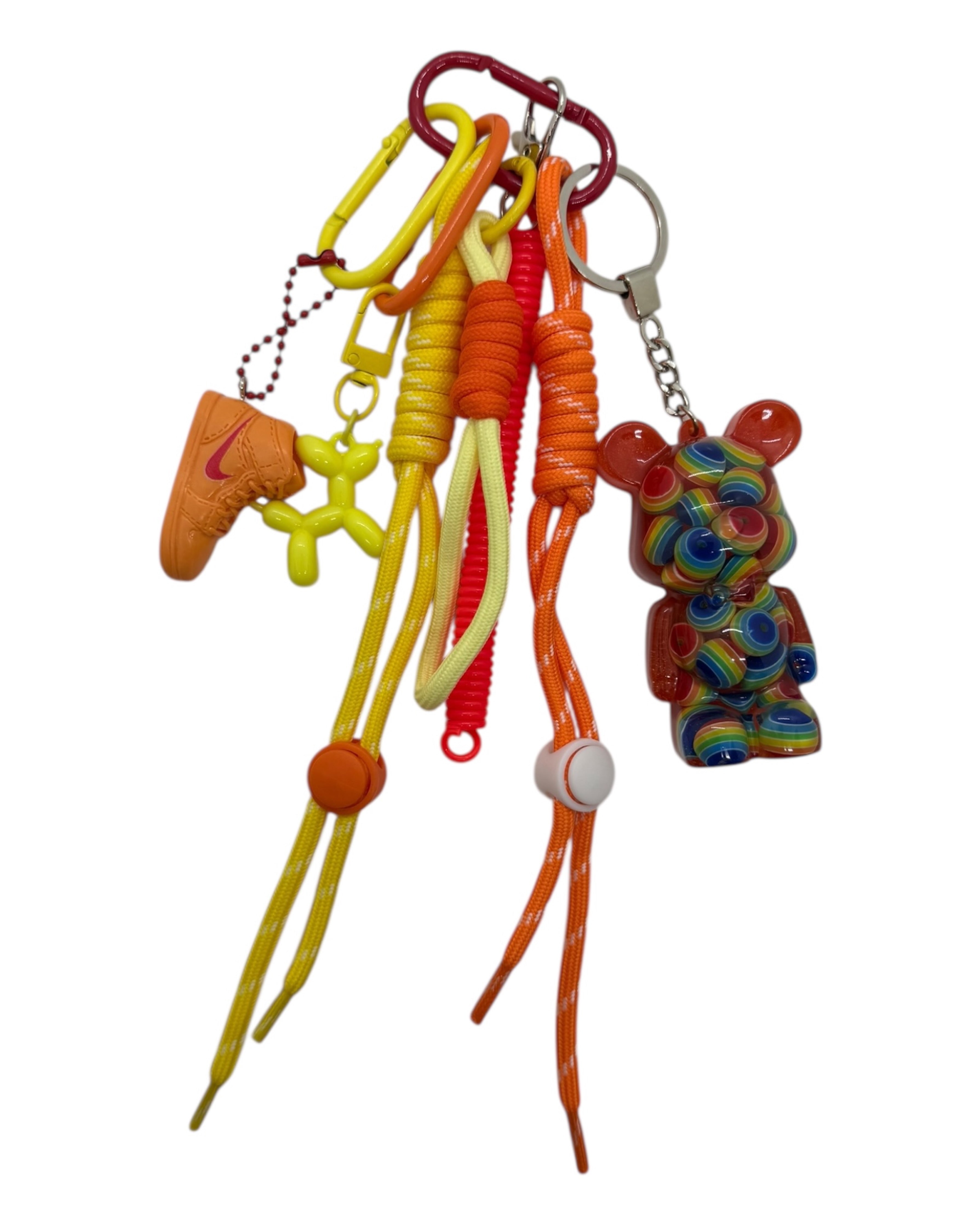 Teddy’z grigri coloré et lumineux à clipser partout pour diffuser un message positif.
Grigri artisanal rainbow, accessoire vibrant qui affirme la joie d’être soi.