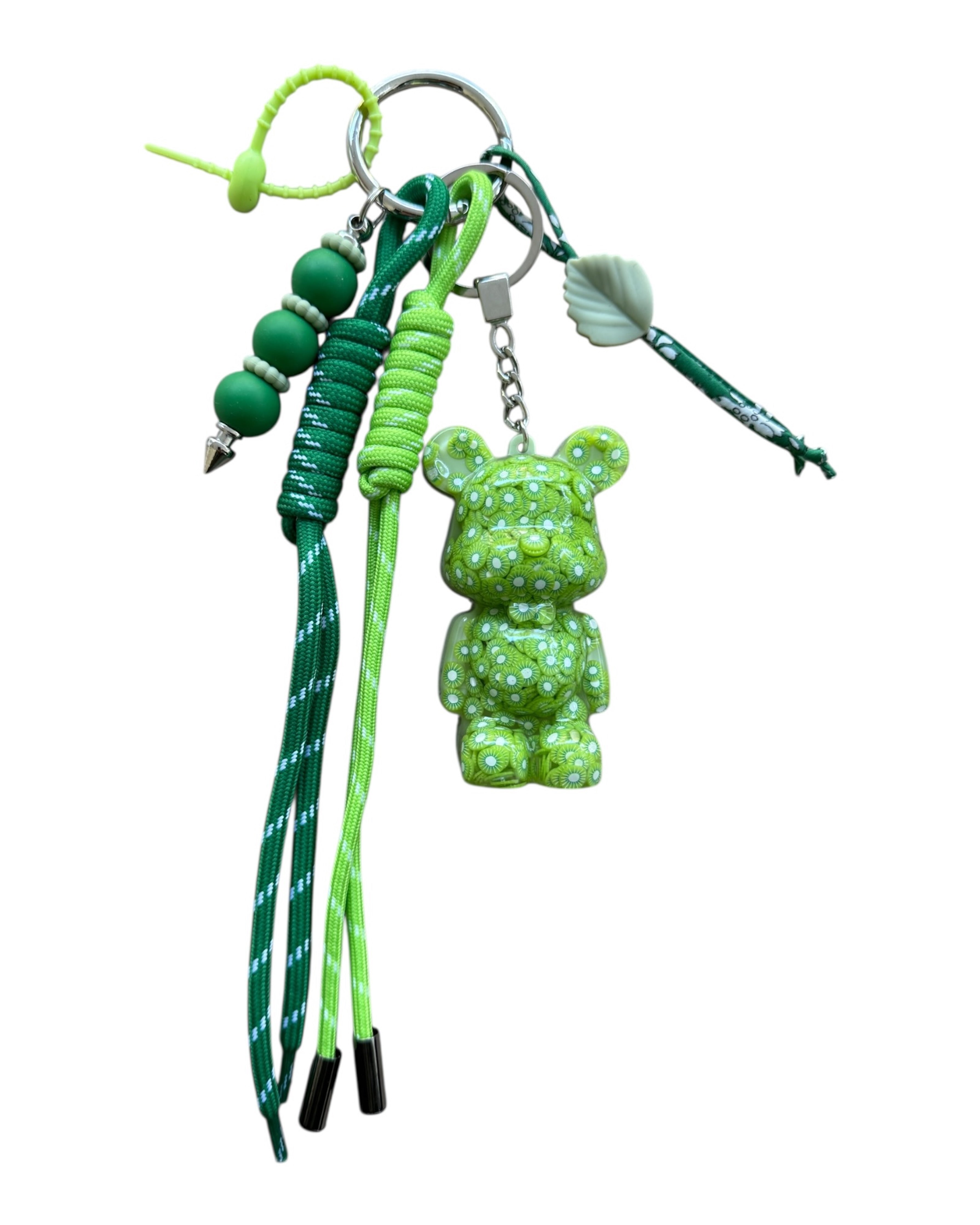 Grigri Teddy’z Kiwi Crush en résine époxy vert avec motifs kiwi, pièce unique faite main.