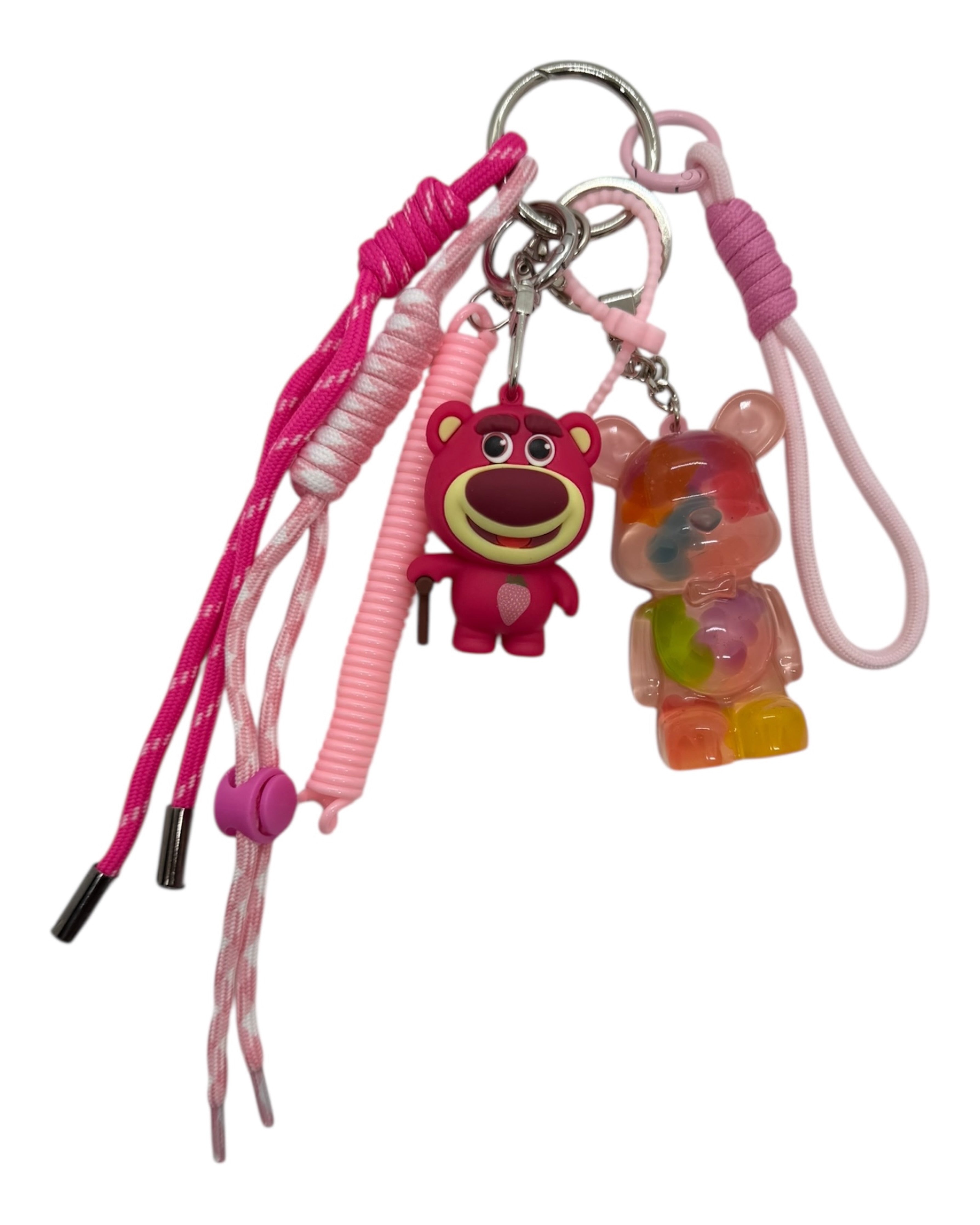 Grigri Teddy’z rose fait main au style pop et joyeux, plein de caractère et de bonne humeur.
Accessoire artisanal Teddy’z rose aux détails malicieux et à la vibe fun assumée.