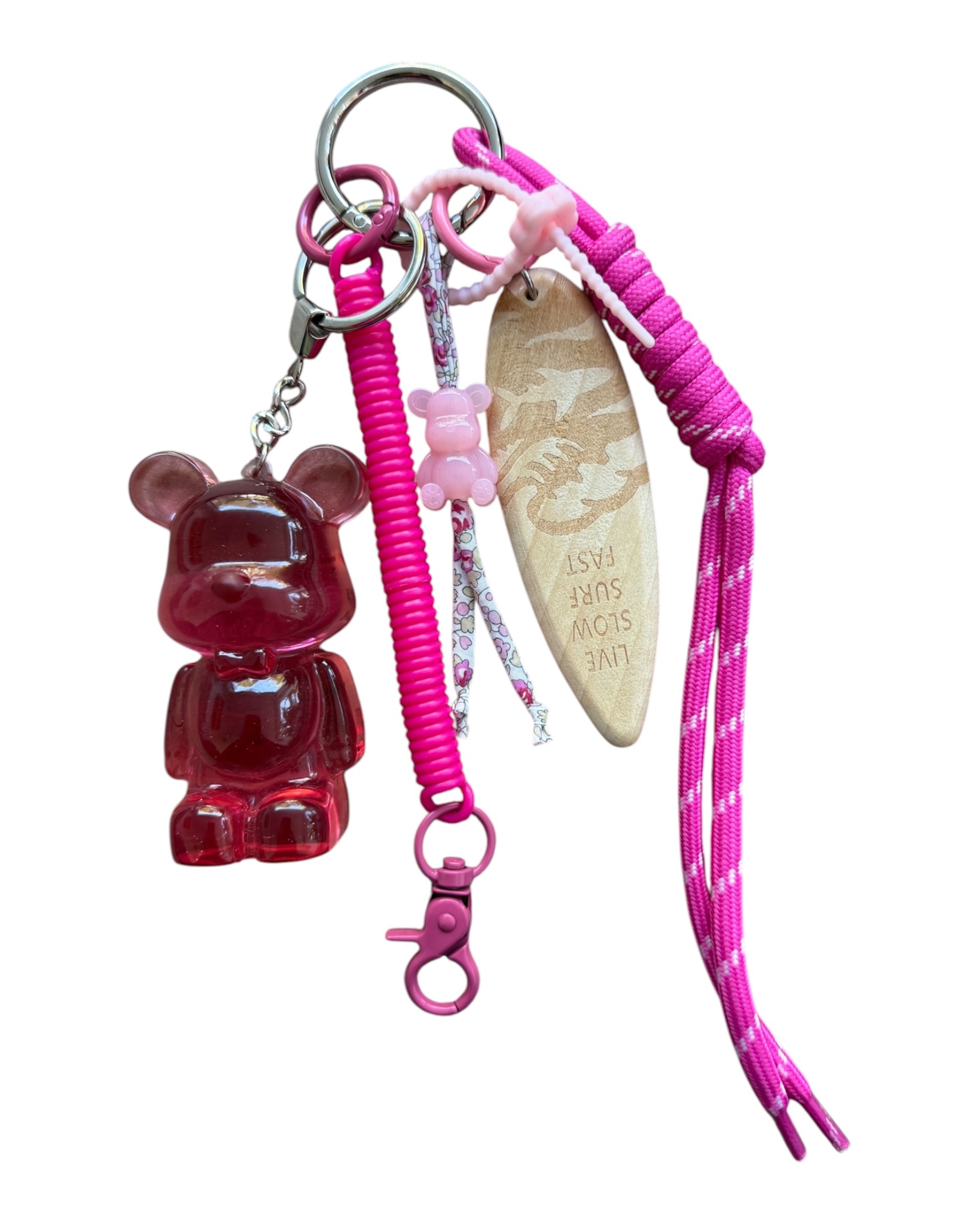 Grigri Candy Crush Lolie’z avec Teddy’z rouge en résine et cordon rose, accessoire de sac coloré et pop.