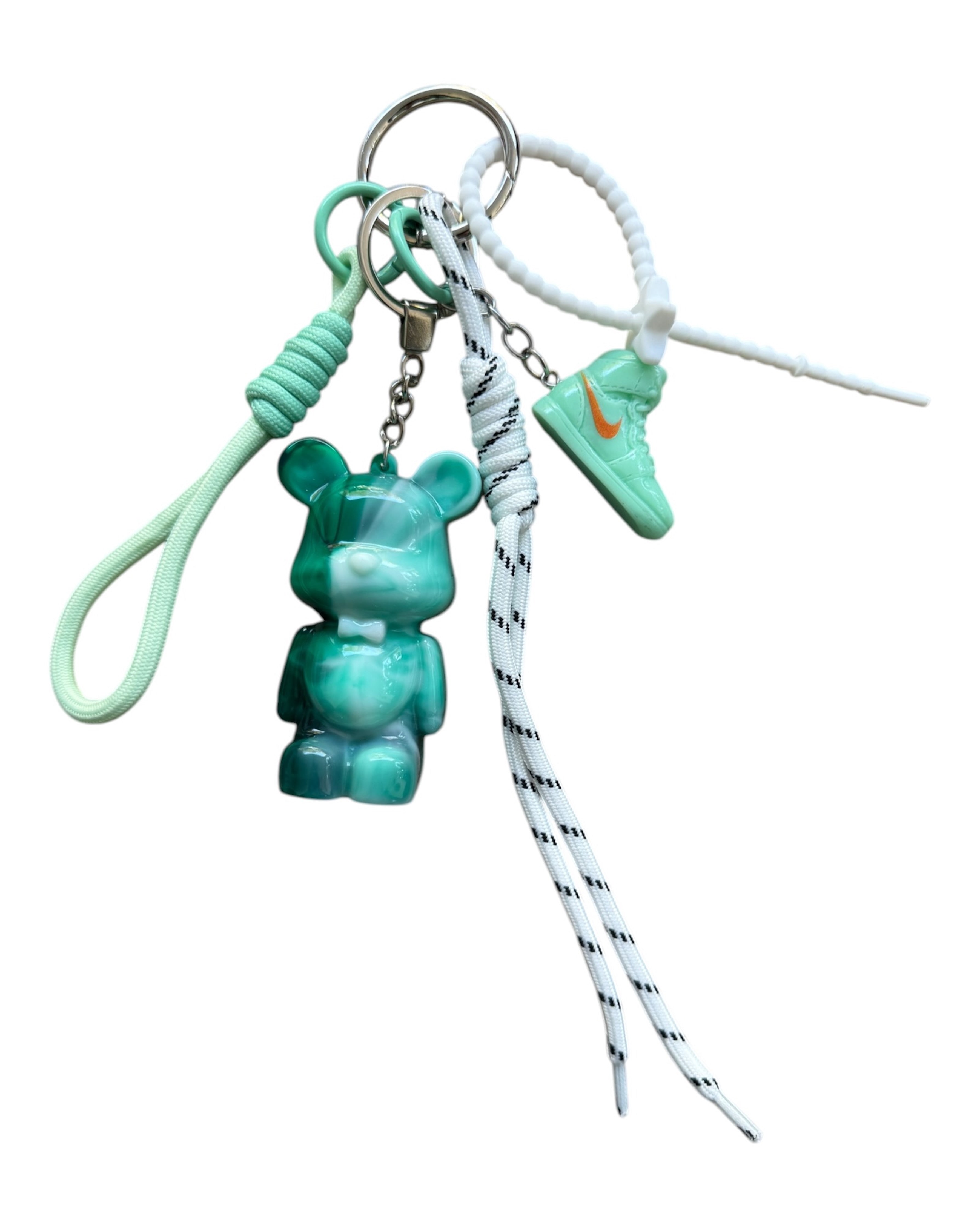 Grigri Green Energy Lolie’z avec Teddy’z vert en résine époxy et cordons, accessoire de sac au style frais et dynamique.