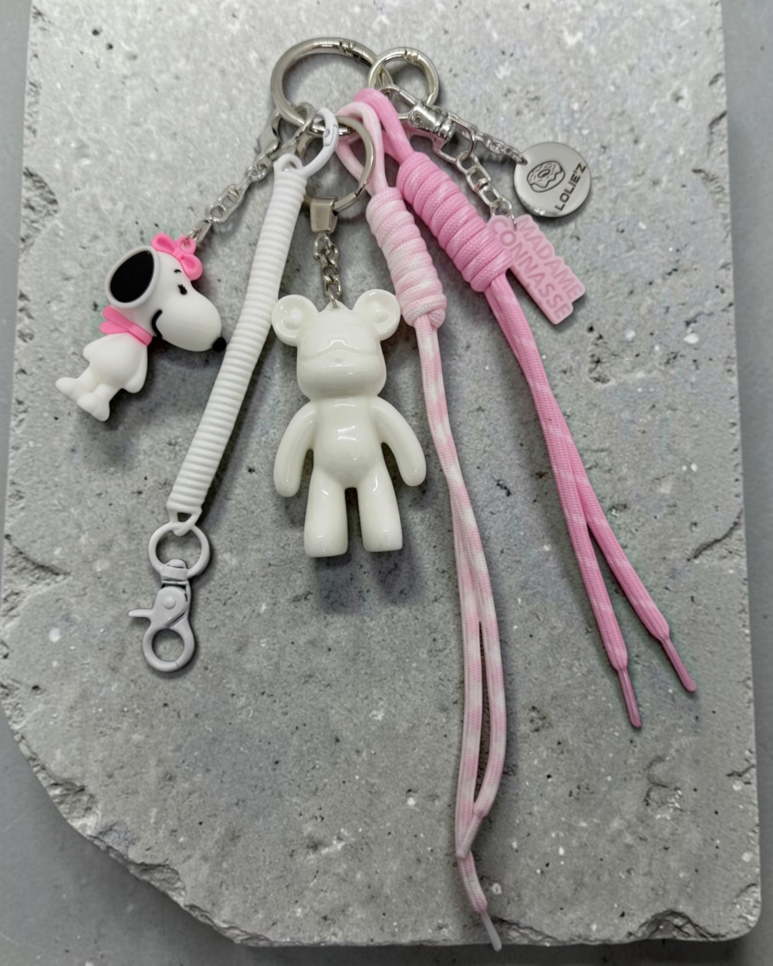 Grigri de sac Lolie’z rose et blanc avec Teddy’z en résine époxy, breloque chien, cordons roses et accessoires assortis, assemblé à la main en France.