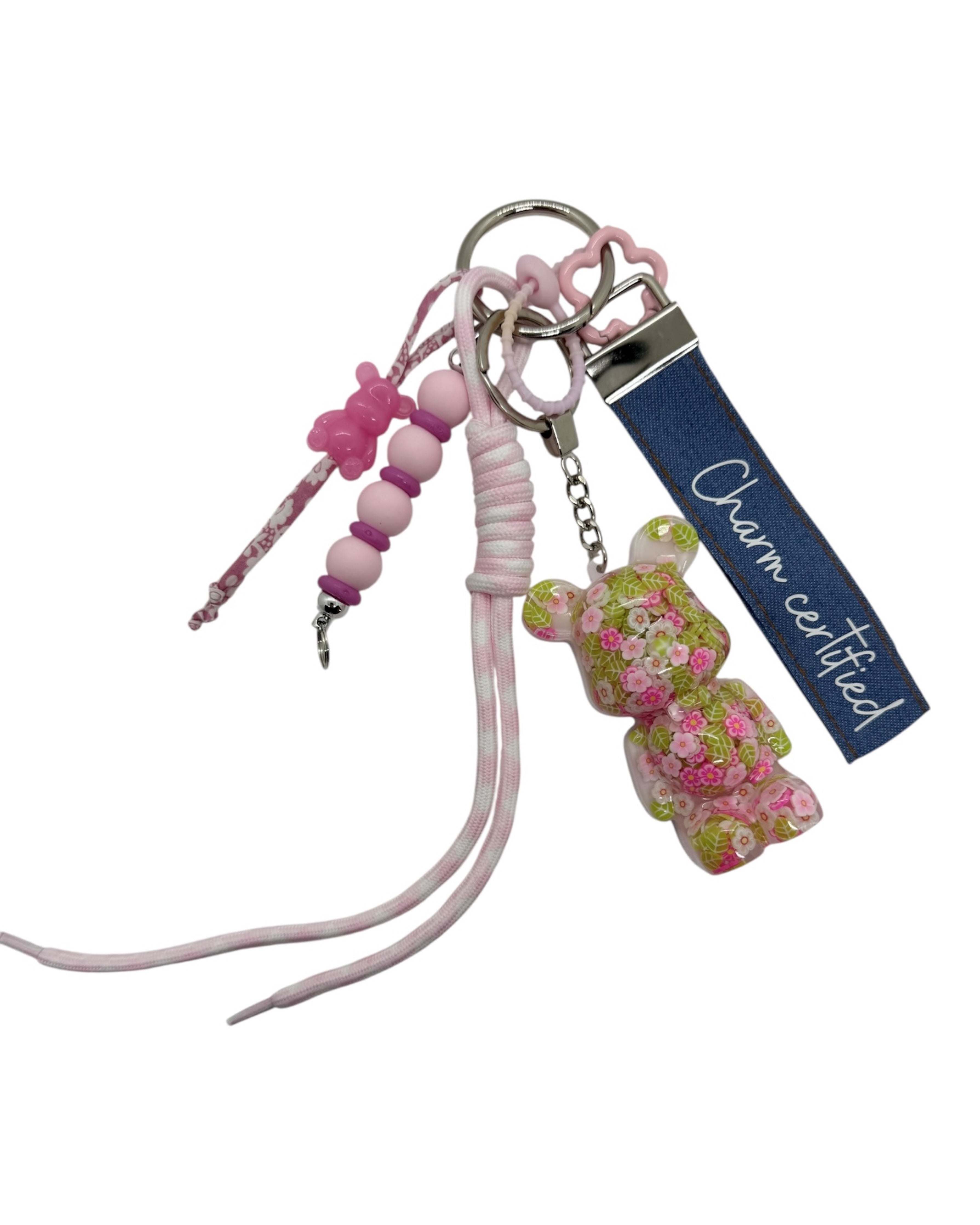 Grigri Secret of Mayfair fleuri en résine époxy aux tons pastel inspiré de l’univers Bridgerton.