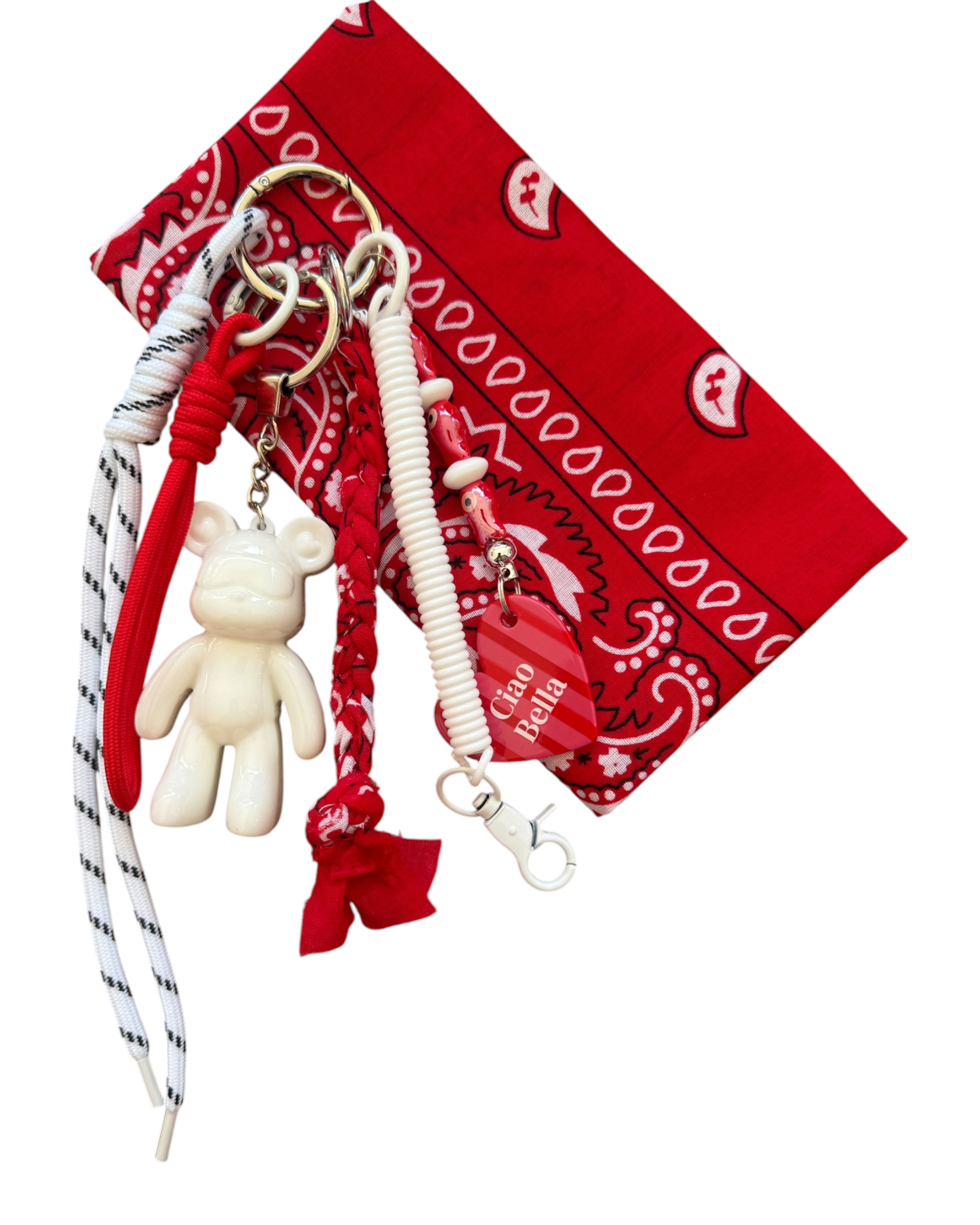 Grigri Bandana Rouge avec Teddy'z blanc nacré en résine époxy, breloque cœur Ciao Bella, cordons rouges et blancs et bandana assorti offert.