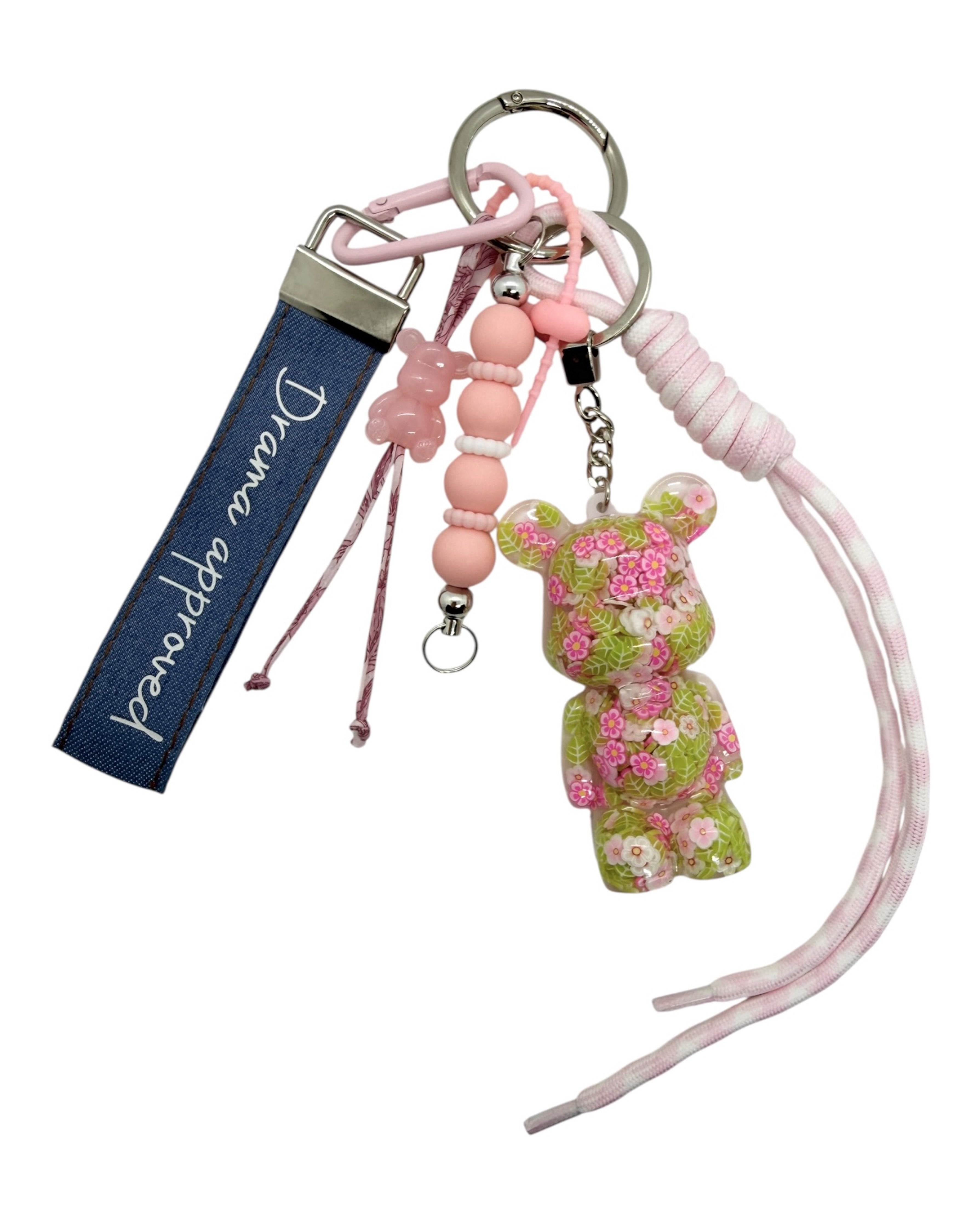 Grigri Whispers of Grosvenor en résine avec fleurs délicates et esprit haute société printanière.