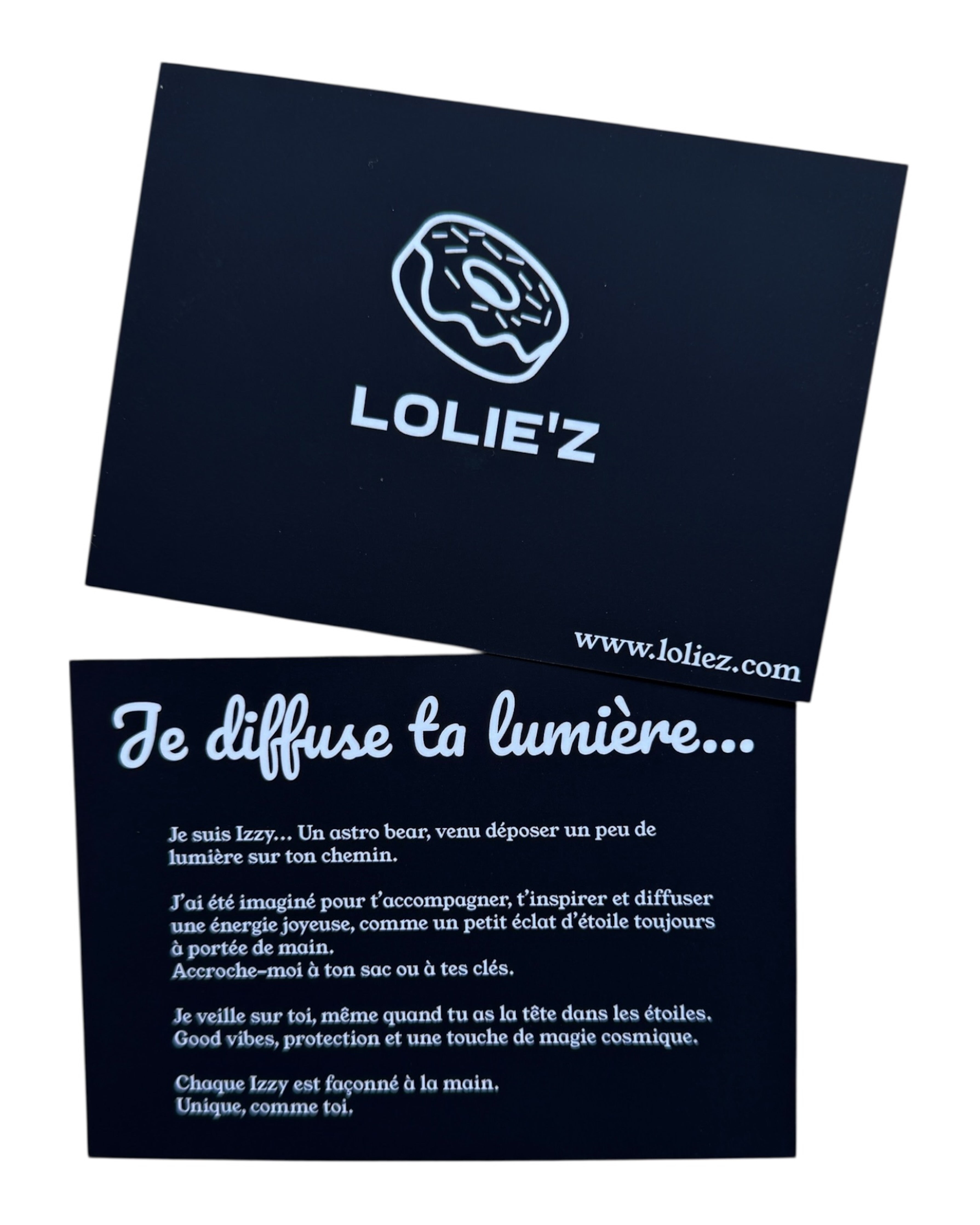 Carte Izzy de la collection Andy & Izzy, carte d’accompagnement pour grigri avec illustration du personnage.