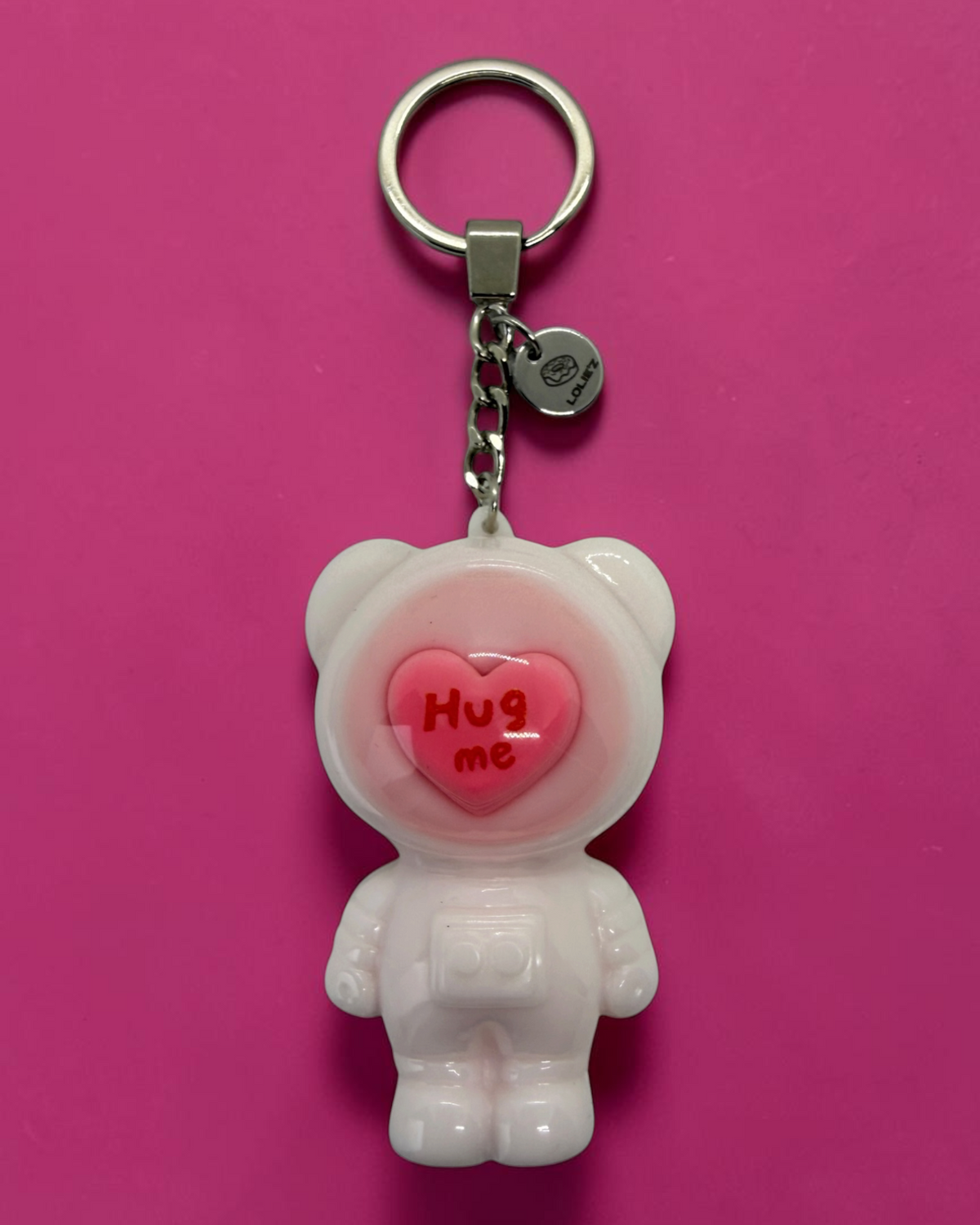 Izzy Hug Me, porte-clés Astro Bear en résine époxy fait main représentant un petit ours astronaute dans son casque.
