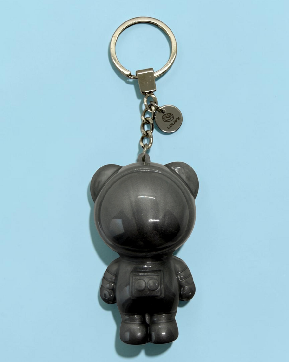 Izzy Shadow Moon, porte-clés Astro Bear gris fumé en résine époxy avec effets marbrés métallisés et finition glossy.