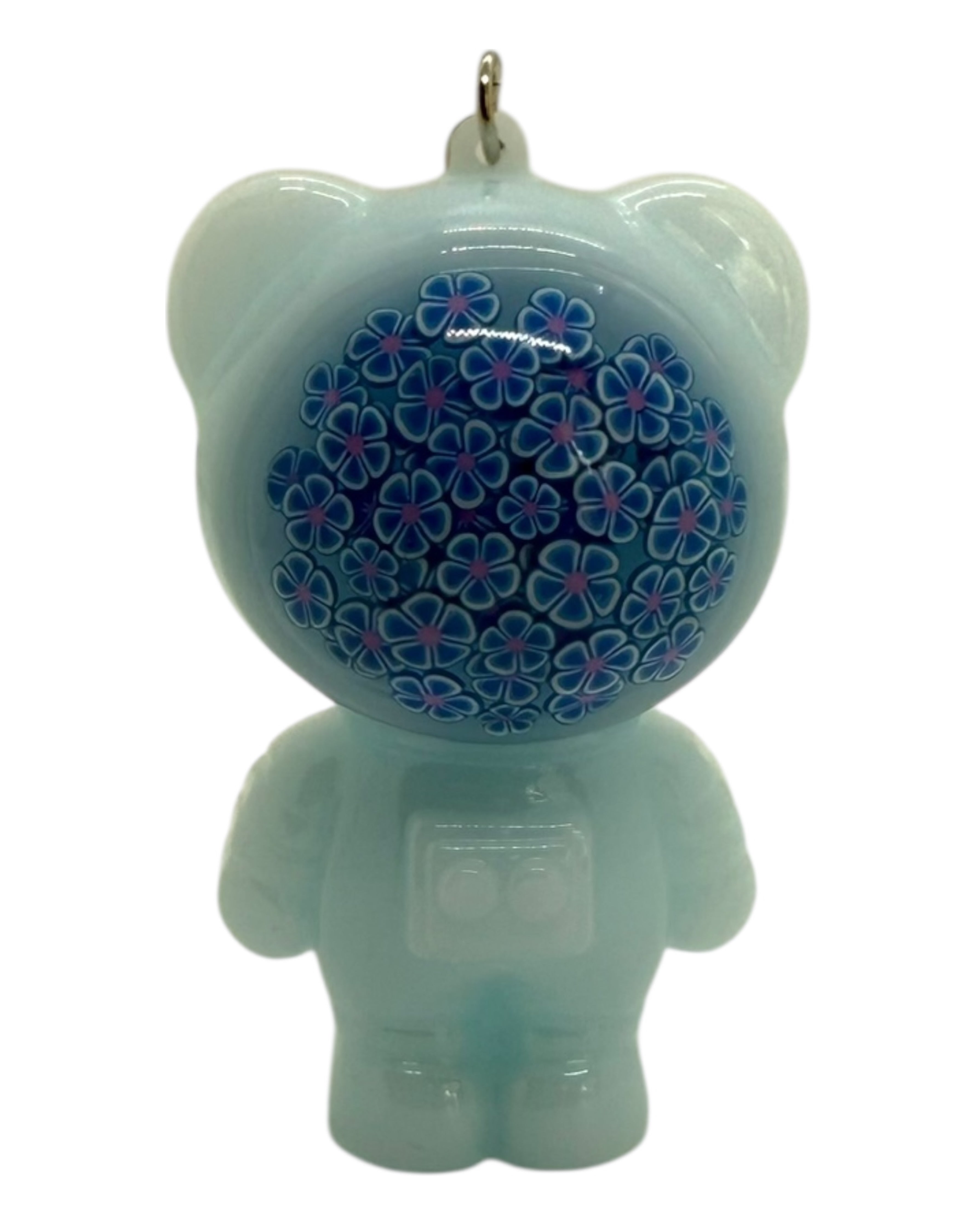 Figurine Izzy High Society bleu ciel ornée de fleurs bleues, un astro bear élégant et poétique façonné à la main en résine époxy.