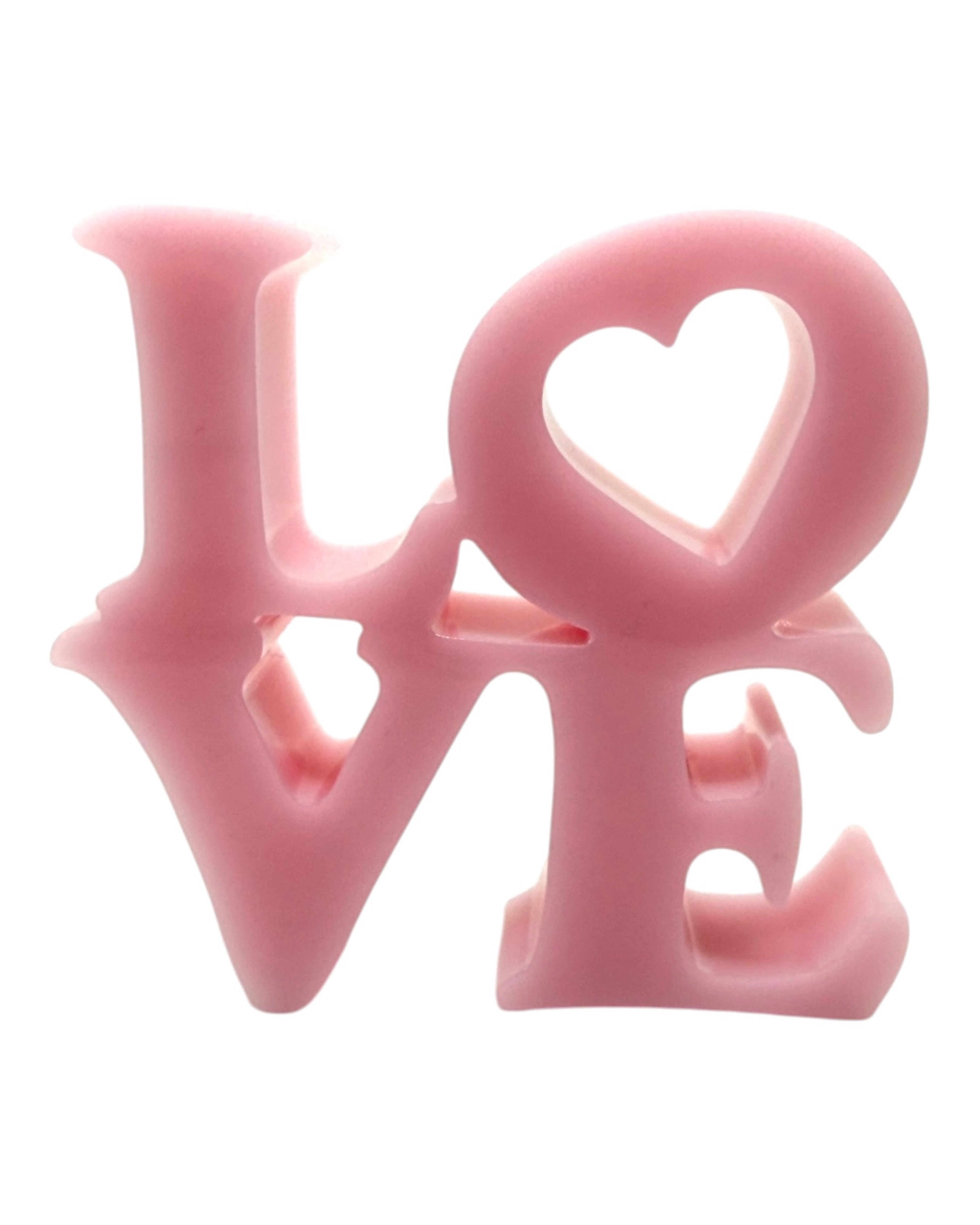 Mot LOVE décoratif en résine époxy, création artisanale au style pop art pour apporter une touche originale à la maison.