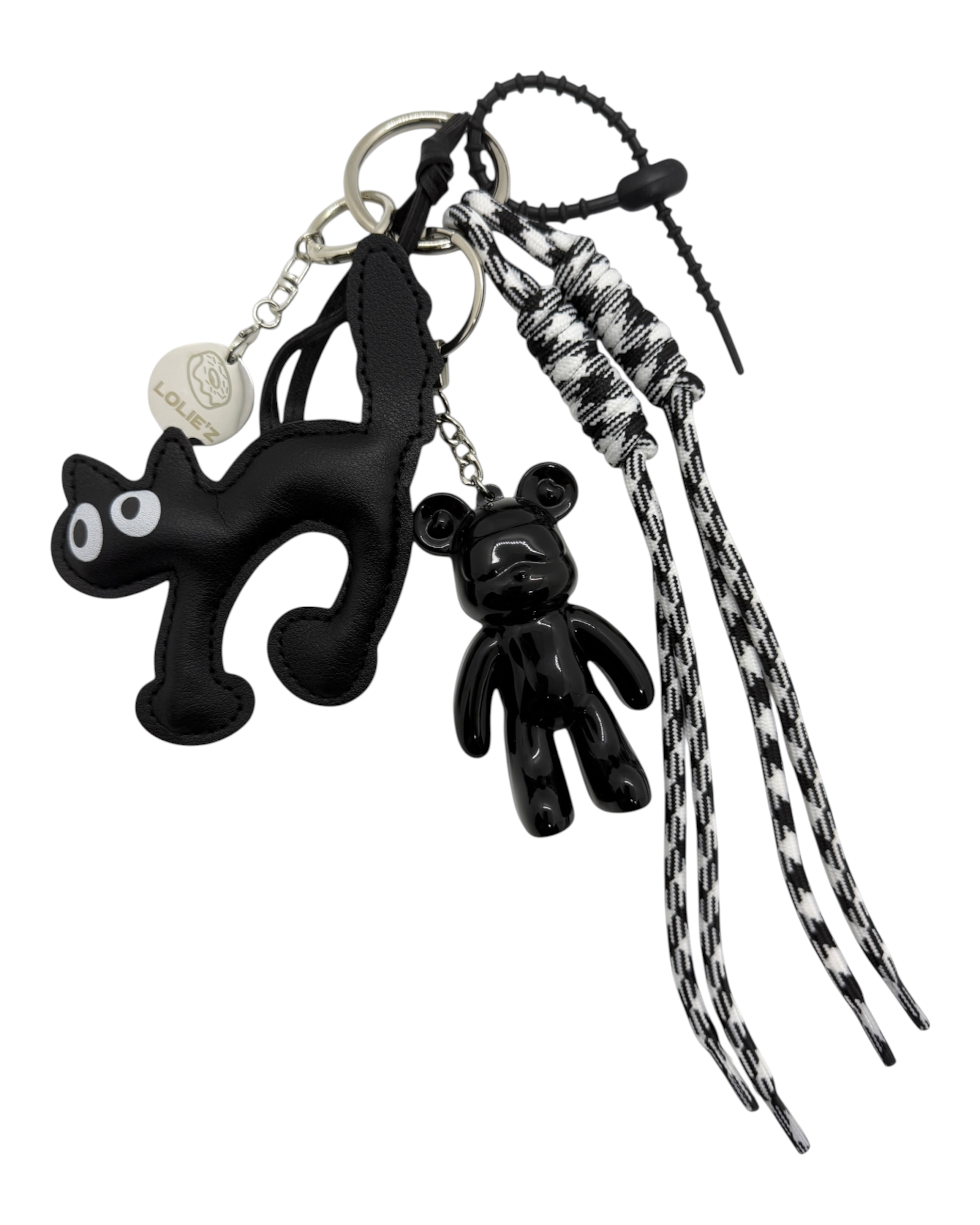 Grigri Lucky Cat avec Teddy’z noir glossy en résine époxy, chat noir, cordons graphiques noir et blanc et médaille Lolie’z.