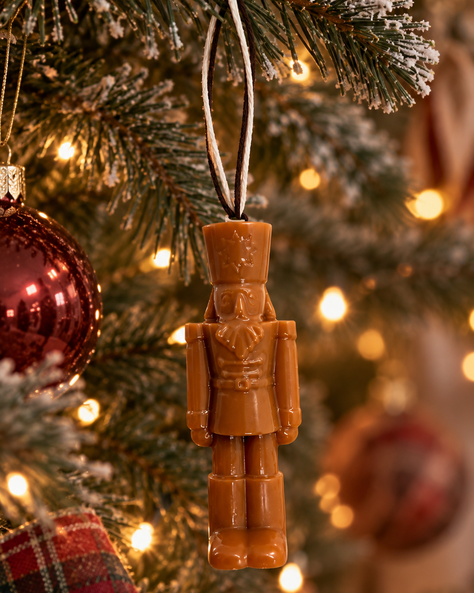 Major, casse-noisette en résine époxy suspendu à une branche de sapin de Noël.