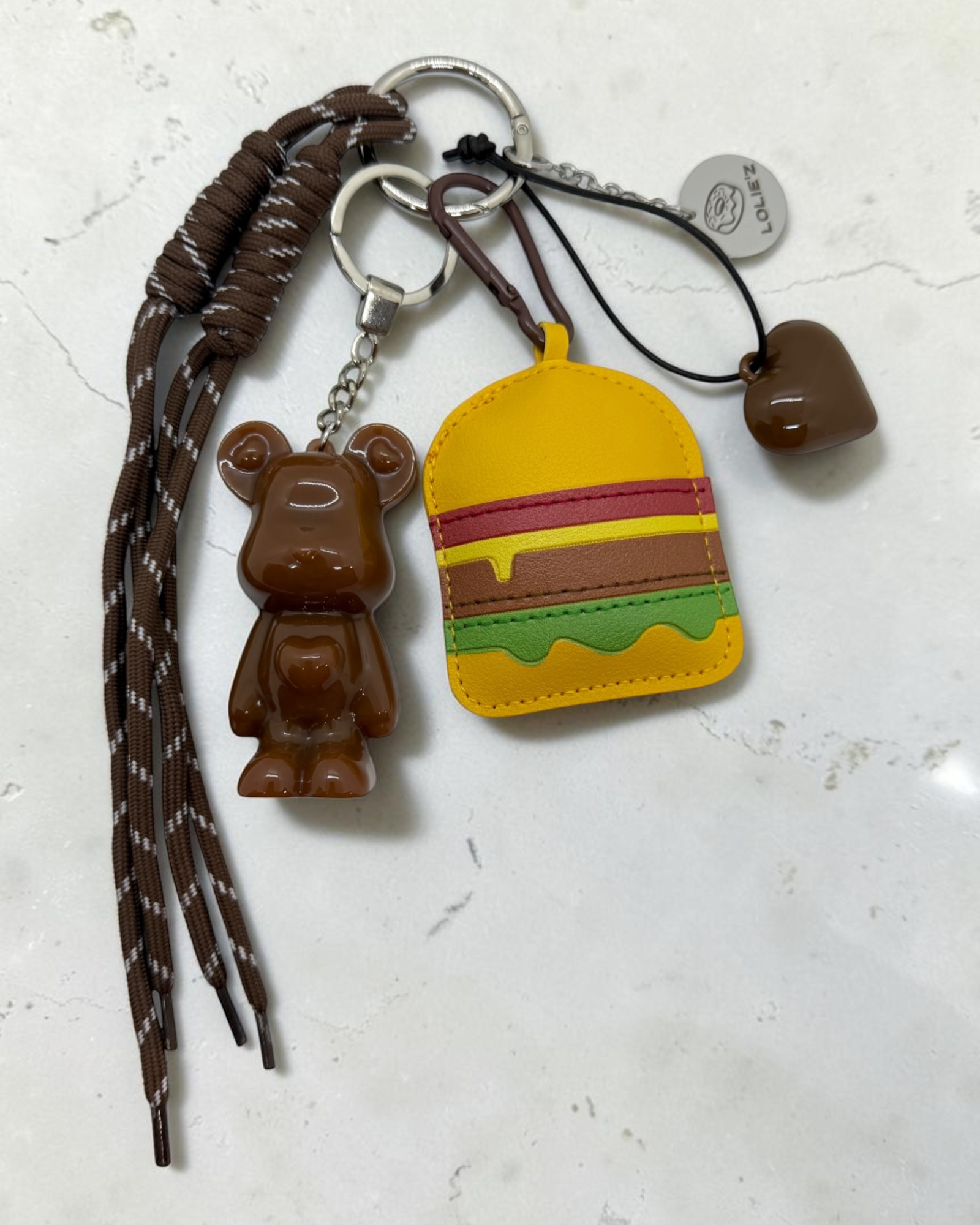 Marley Burger Addict grigri de sac marron en résine avec mini burger et cordons assortis