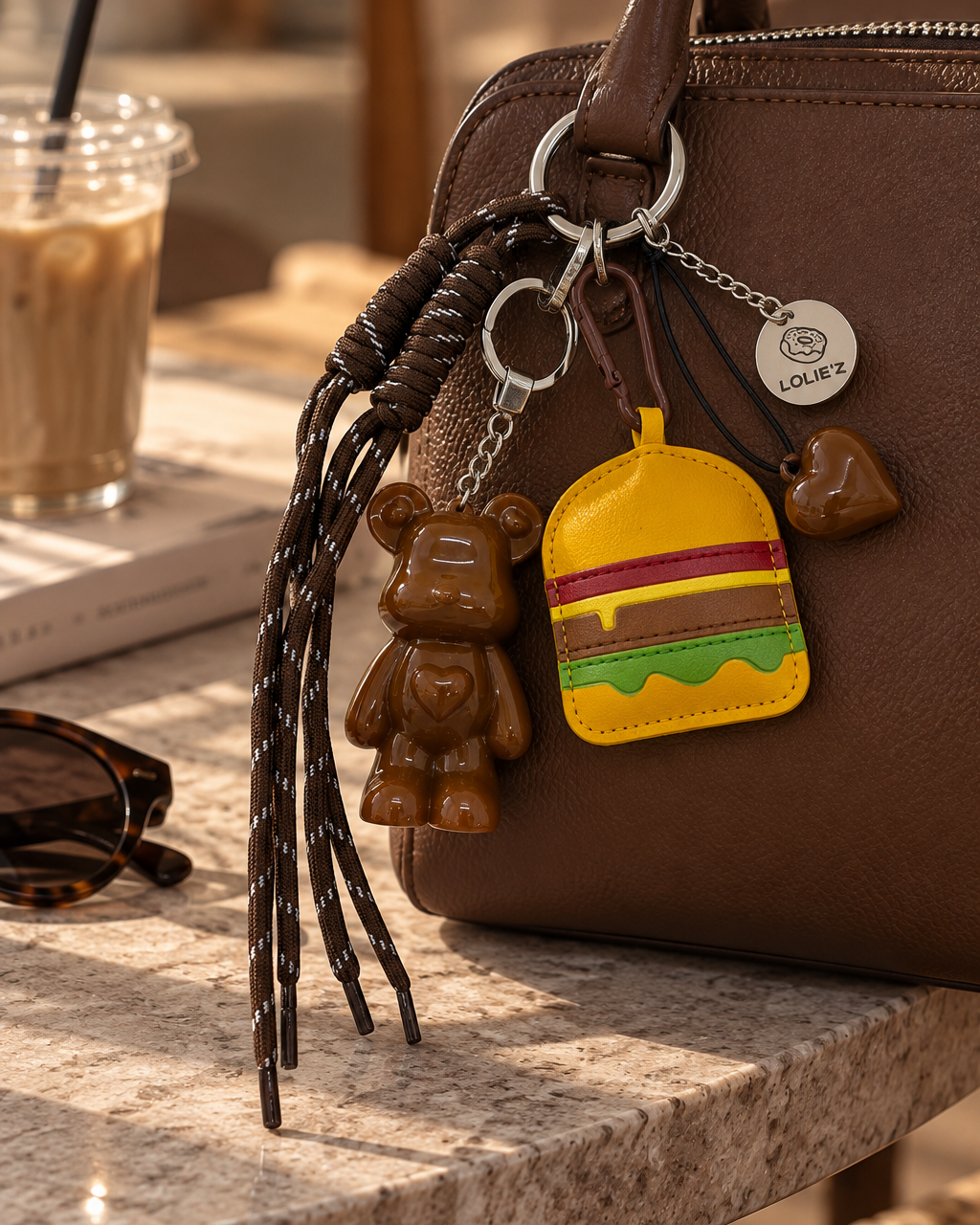 Marley Burger Addict grigri de sac marron en résine avec mini burger et cordons assortis
