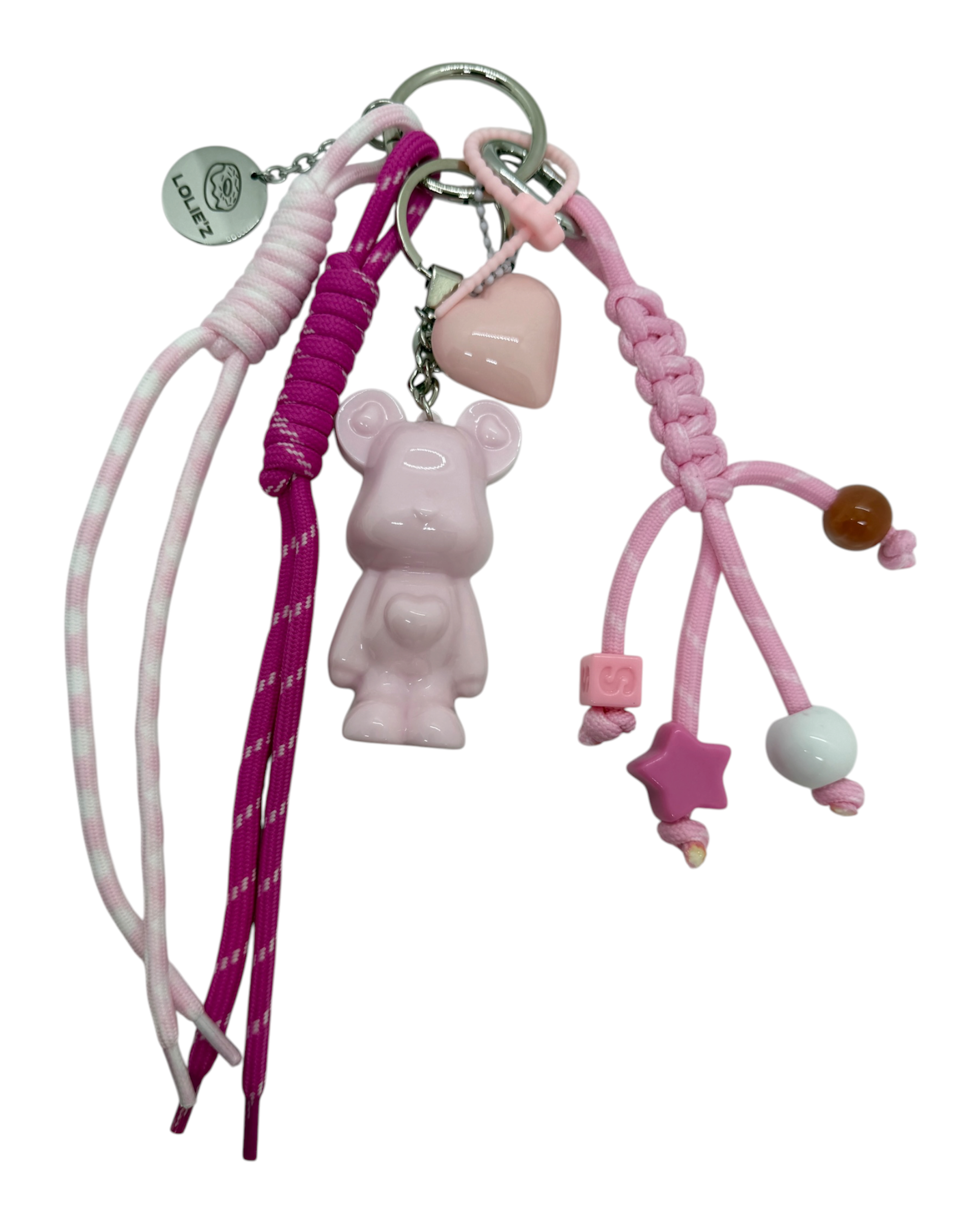 Marley Marshmallow, grigri de sac fait main avec ourson rose glossy, breloque cœur, cordons colorés et médaille Lolie’z gravée.