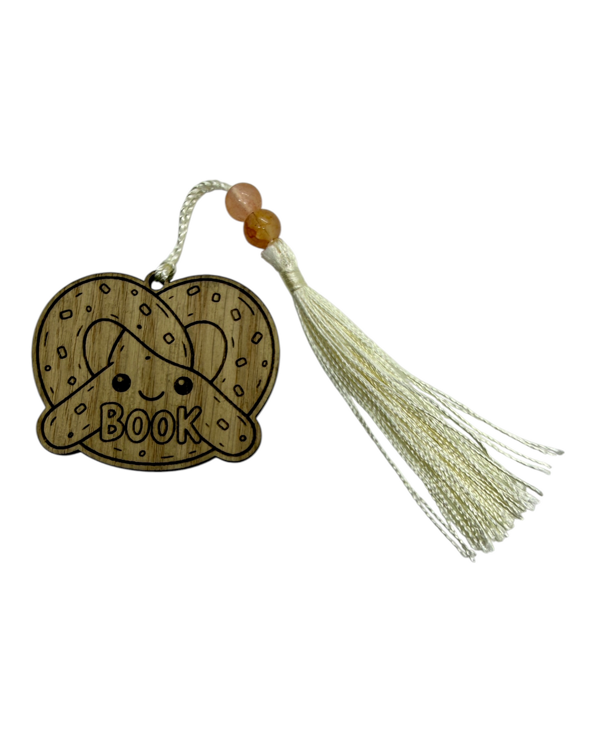 Marque-page Little Pretzel en forme de bretzel, découpé et gravé au laser dans le bois, avec cordon, perles et pompon, fabriqué à l’atelier Lolie’z.