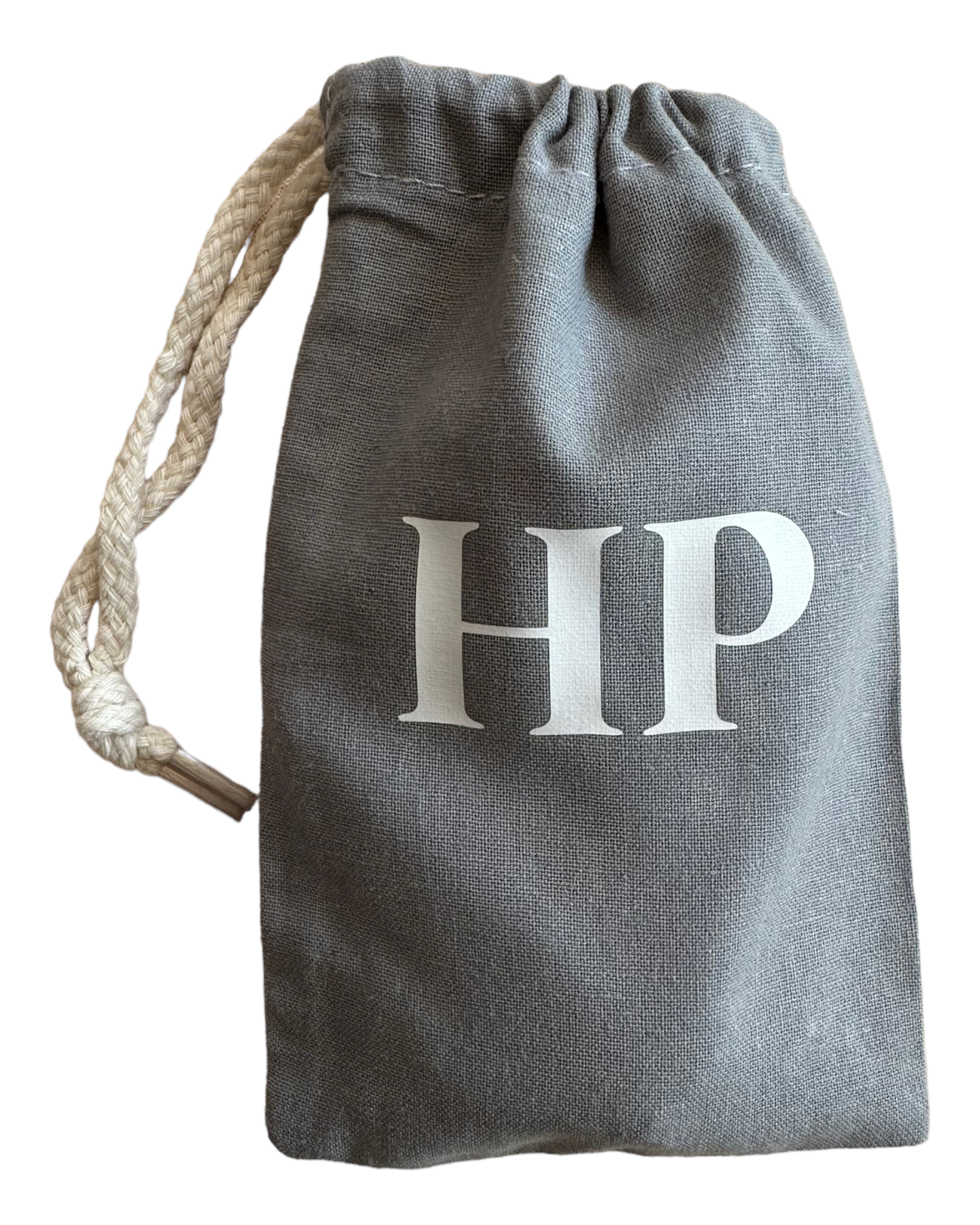 Pochon gris discret et pratique pour ranger ses essentiels avec style, personnalisable au choix. Lolie'z