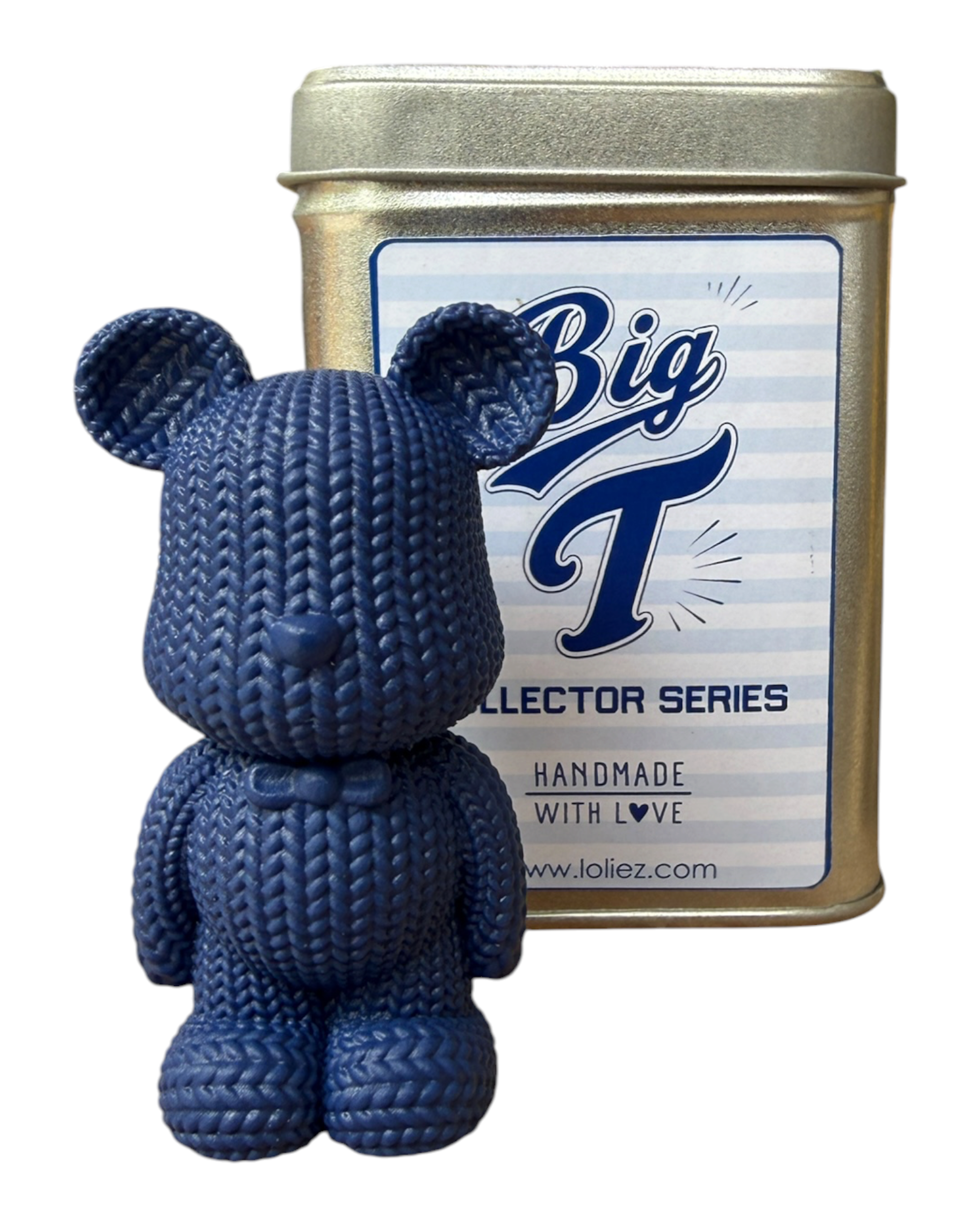 Big T Navy Mood, figurine décorative bleu marine fabriquée artisanalement en résine époxy. Un ours design au style élégant et contemporain qui apporte du caractère à une étagère, une bibliothèque ou un espace de travail, présenté dans sa boîte collector.