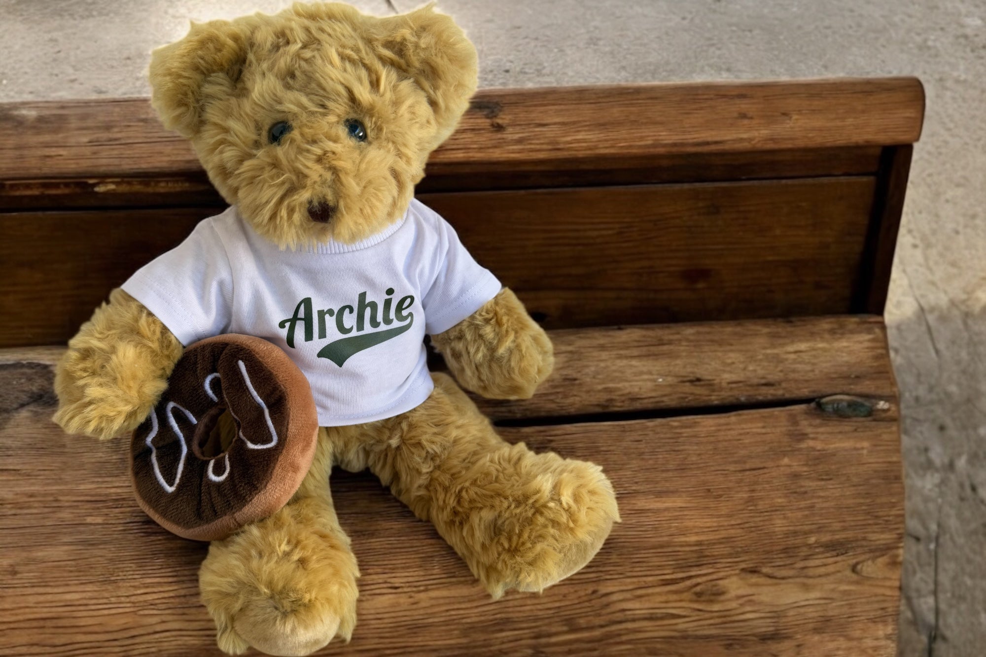 ours en peluche Archie personnalisé, accessoire déco et doudou tendre au style unique pour enfant & adulte.