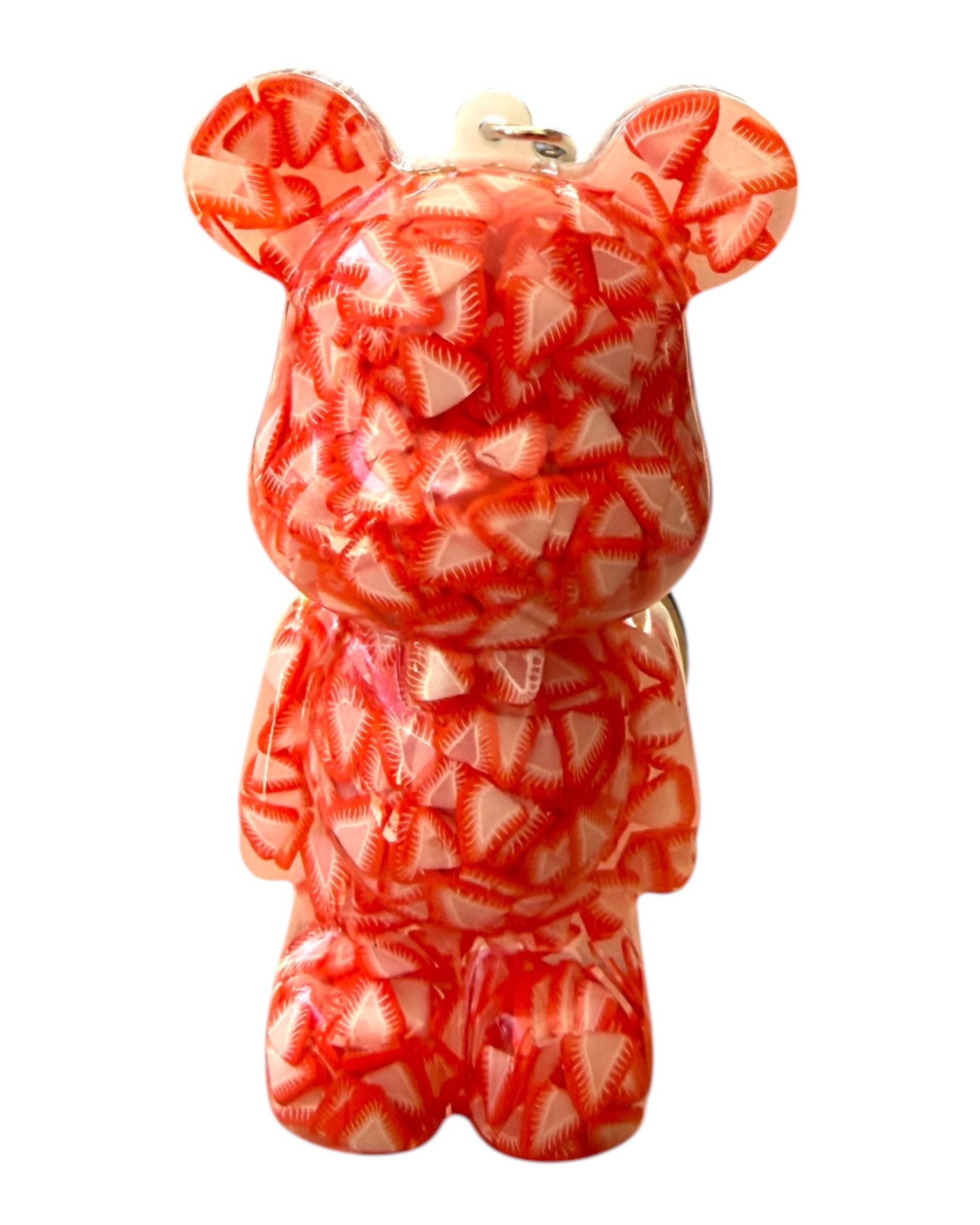 Porte-clés Teddy’z Strawberry en résine époxy rouge translucide avec inclusions de fraises, finition brillante et esprit pop gourmand.
