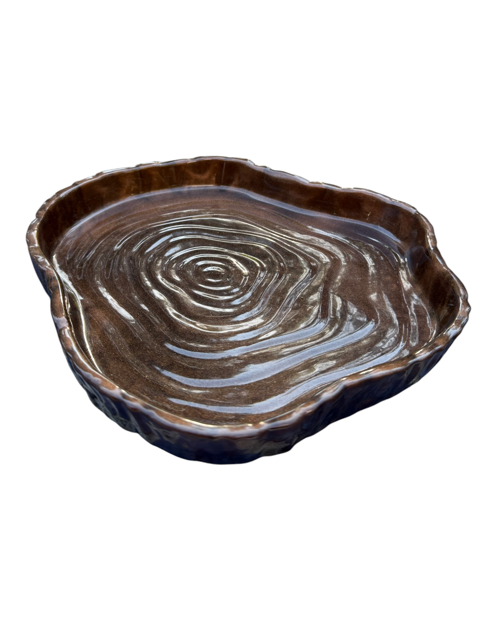 Plateau vide-poche OCTOBER WOOD en résine époxy brune avec forme irrégulière et reliefs inspirés des cernes naturels du bois.