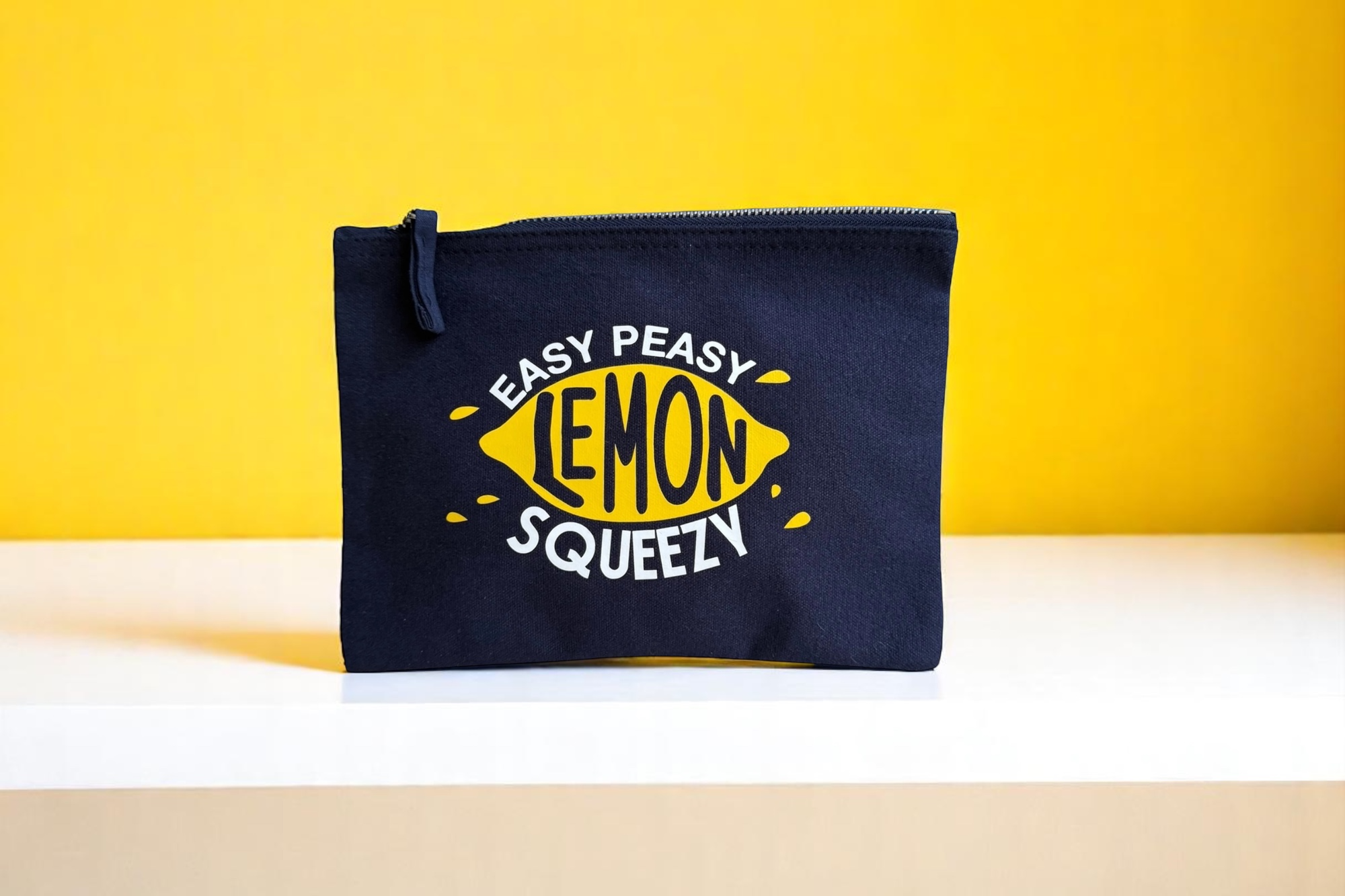 Pochette Billy en coton canvas avec messages percutants et design tendance, format compact 22 x 16 cm, idéal pour exprimer son style et ses valeurs