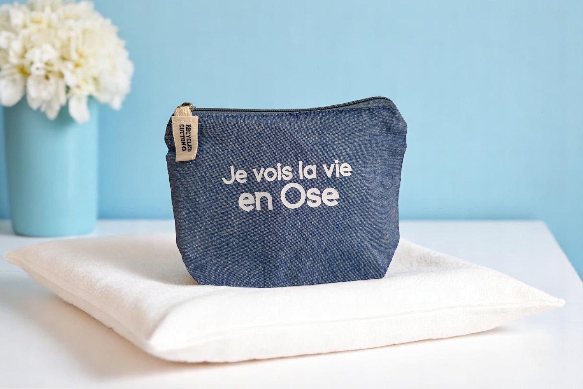 Pochette bleu clair en coton recyclé avec messages positifs, format compact et doux, idéale pour glisser un brin d’inspiration dans le quotidien.