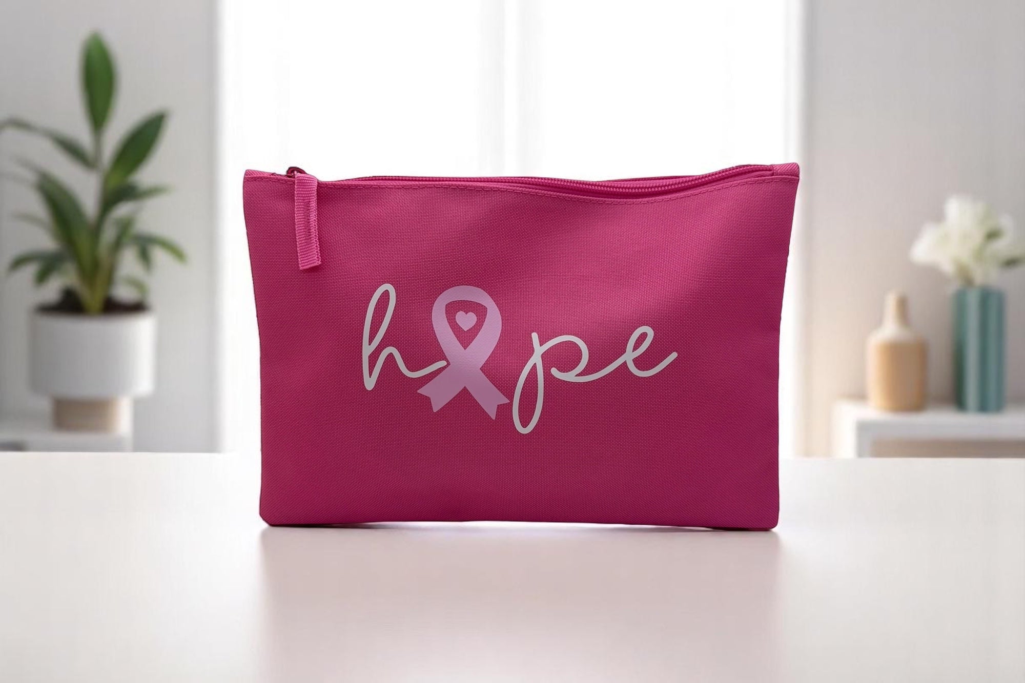 Pochette rose solidaire en polyester dédiée à la lutte contre le cancer. messages engagés et stylés comme I love Pink, Hope, Pink October et Pink Stache by Lolie'z