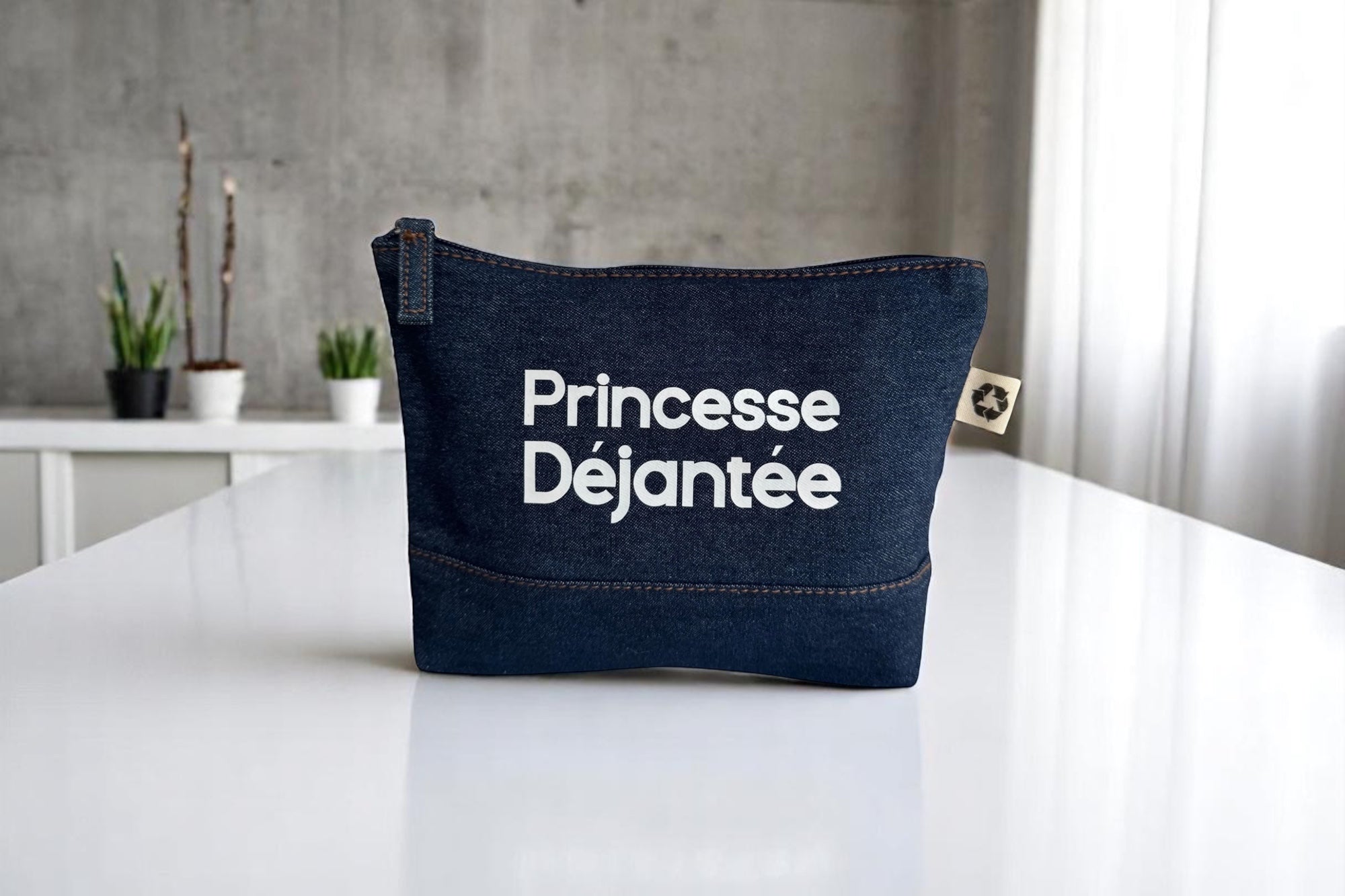 Pochette Amy en denim et coton recyclé, compacte et pratique, parfaite pour un style casual et écoresponsable.