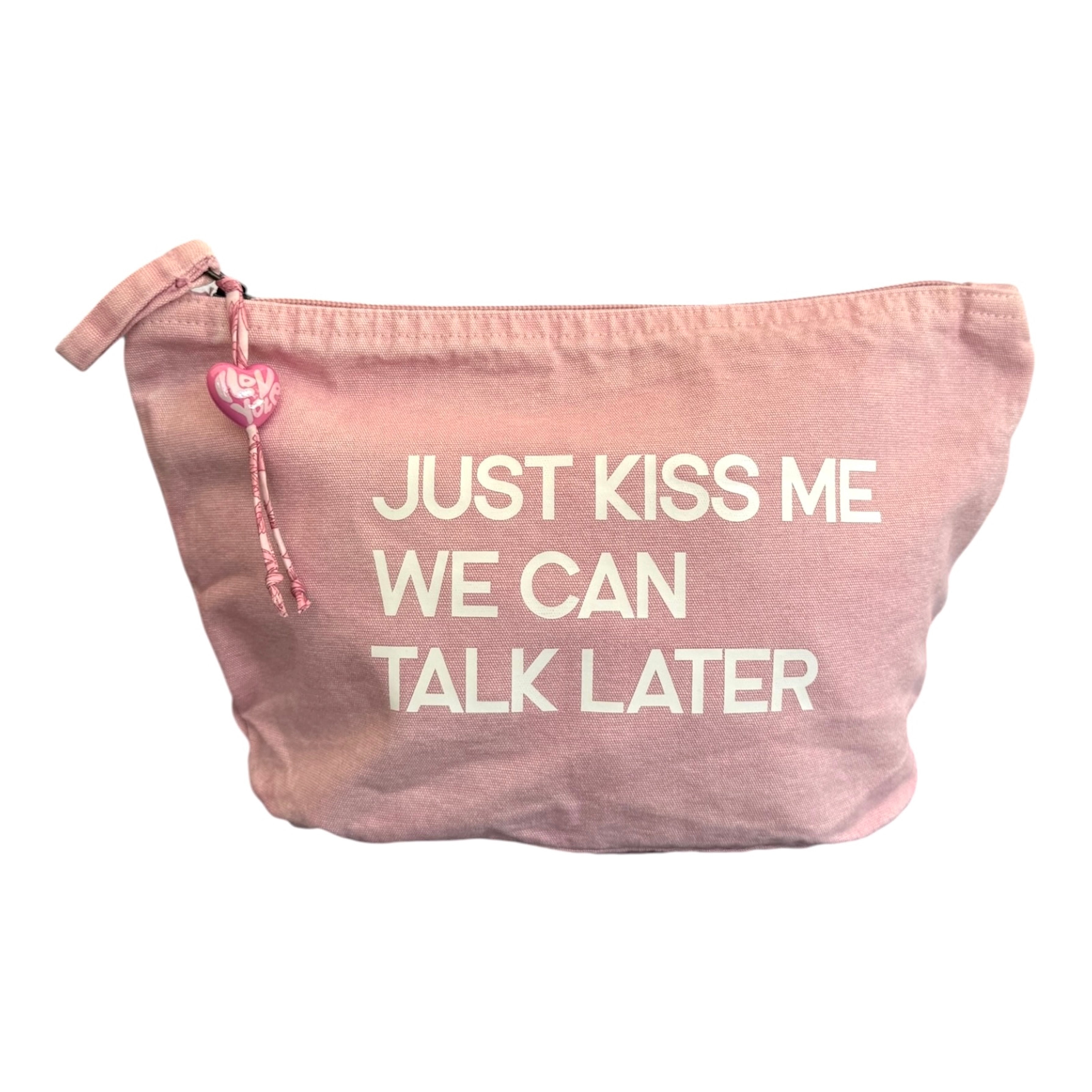 Pochette avec texte Kiss First et message joueur et assumé, accessoire pratique au style urbain et moderne