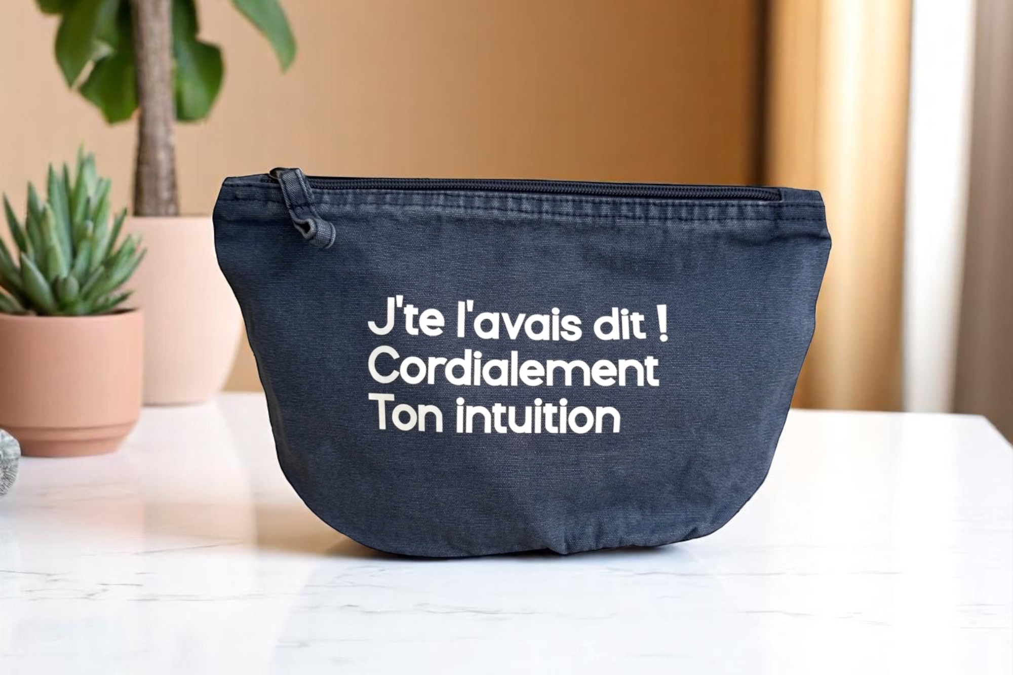 Pochette Poppy en coton recyclé avec messages imprimés fun et décalés, au format pratique et look délavé tendance