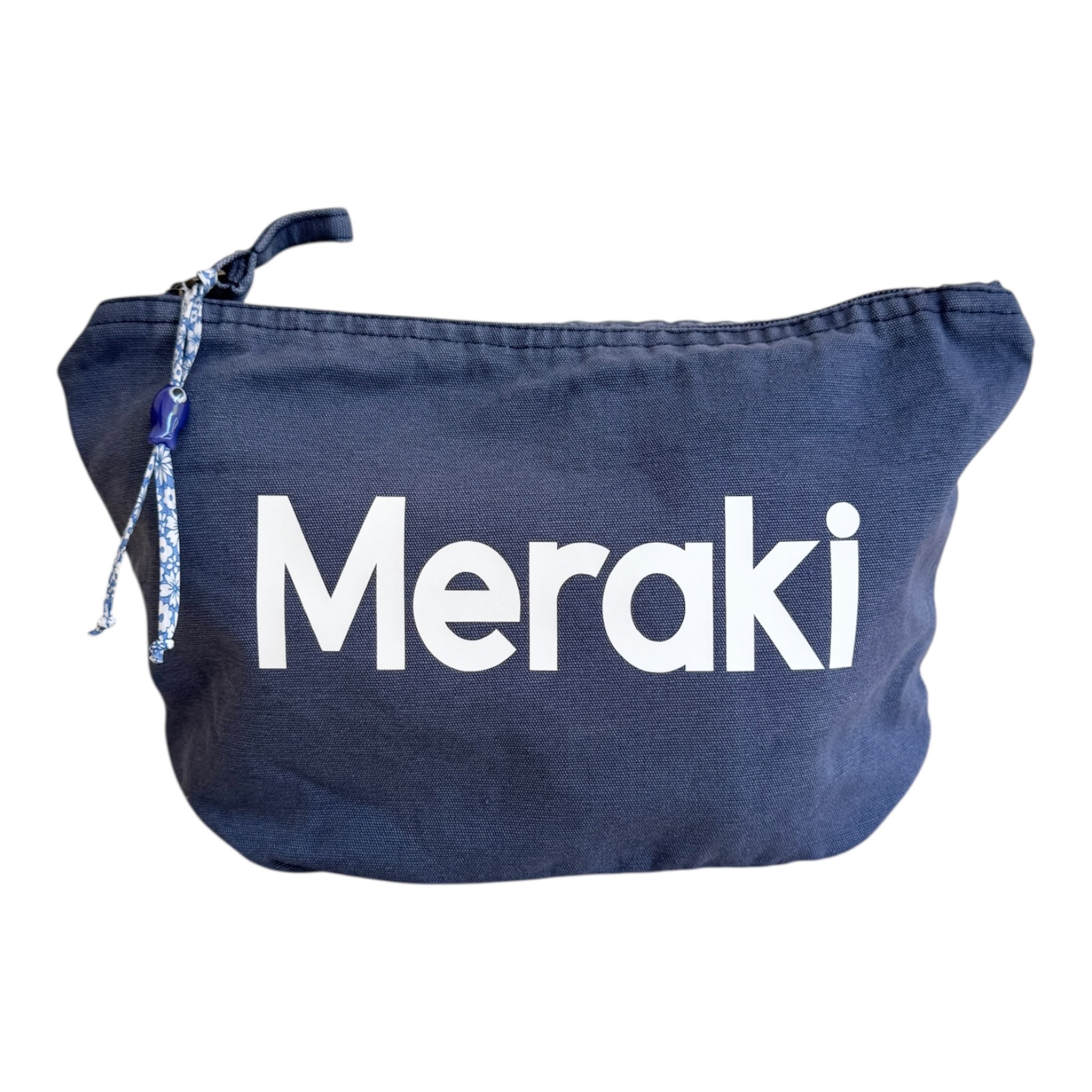 Pochette Poppy Meraki en coton recyclé au style délavé, accessoire éthique inspiré du mot grec signifiant faire les choses avec cœur et intention.