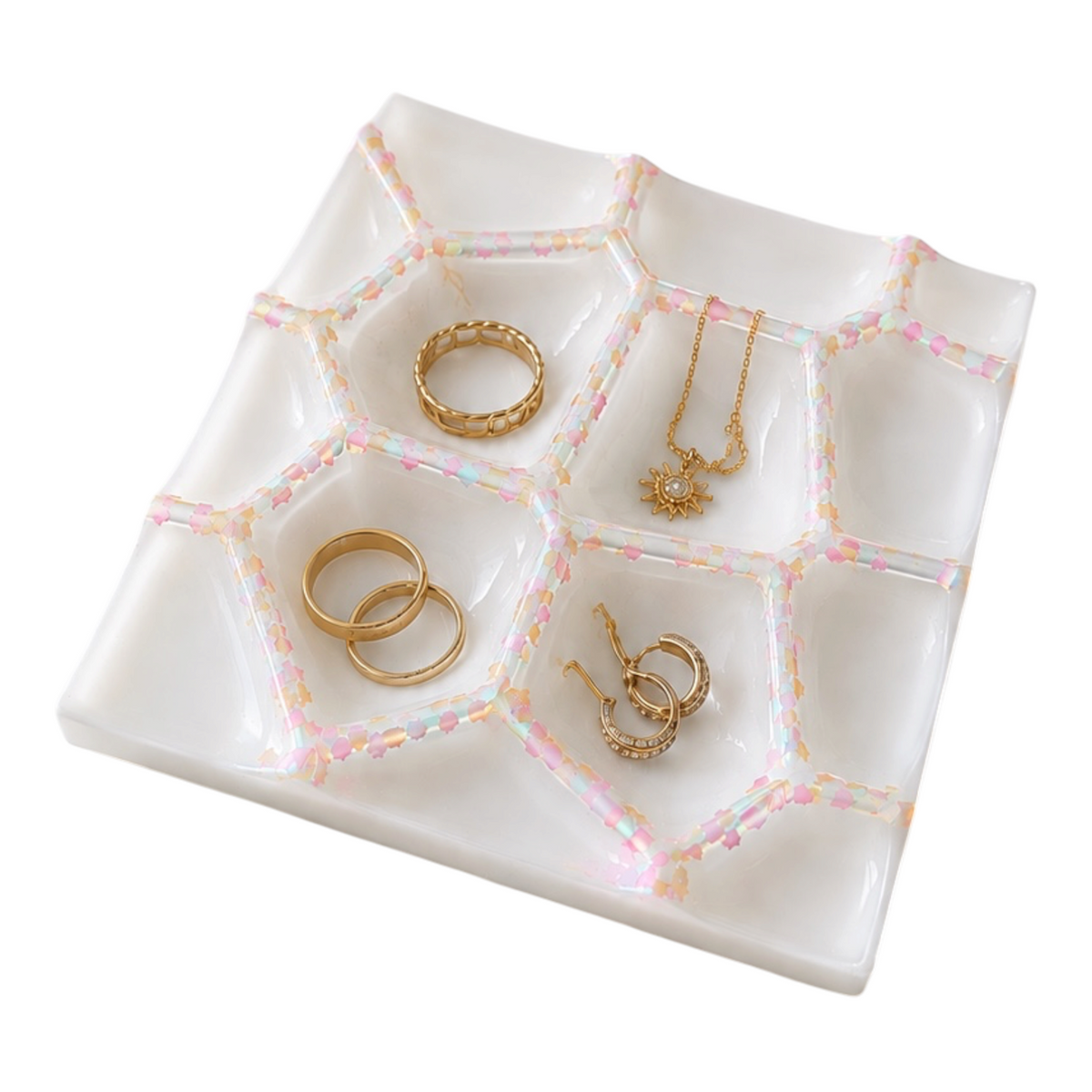 Porte-bijoux BLOOM en résine époxy blanche brillante avec compartiments, présenté avec bagues, boucles d’oreilles et collier dorés.