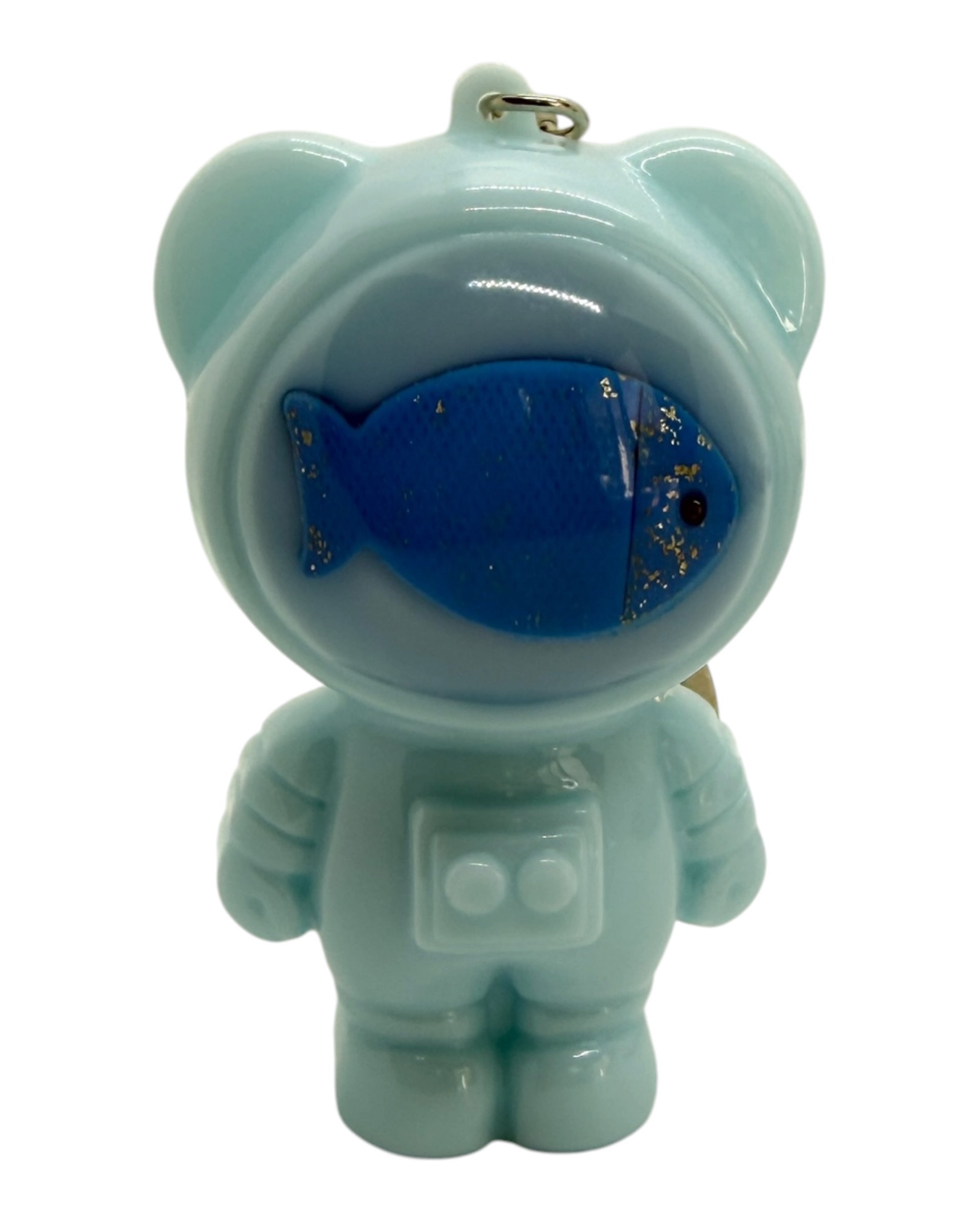 Porte-clé Izzy Bubble Fish bleu pastel en résine époxy avec poisson bleu dans un casque transparent.