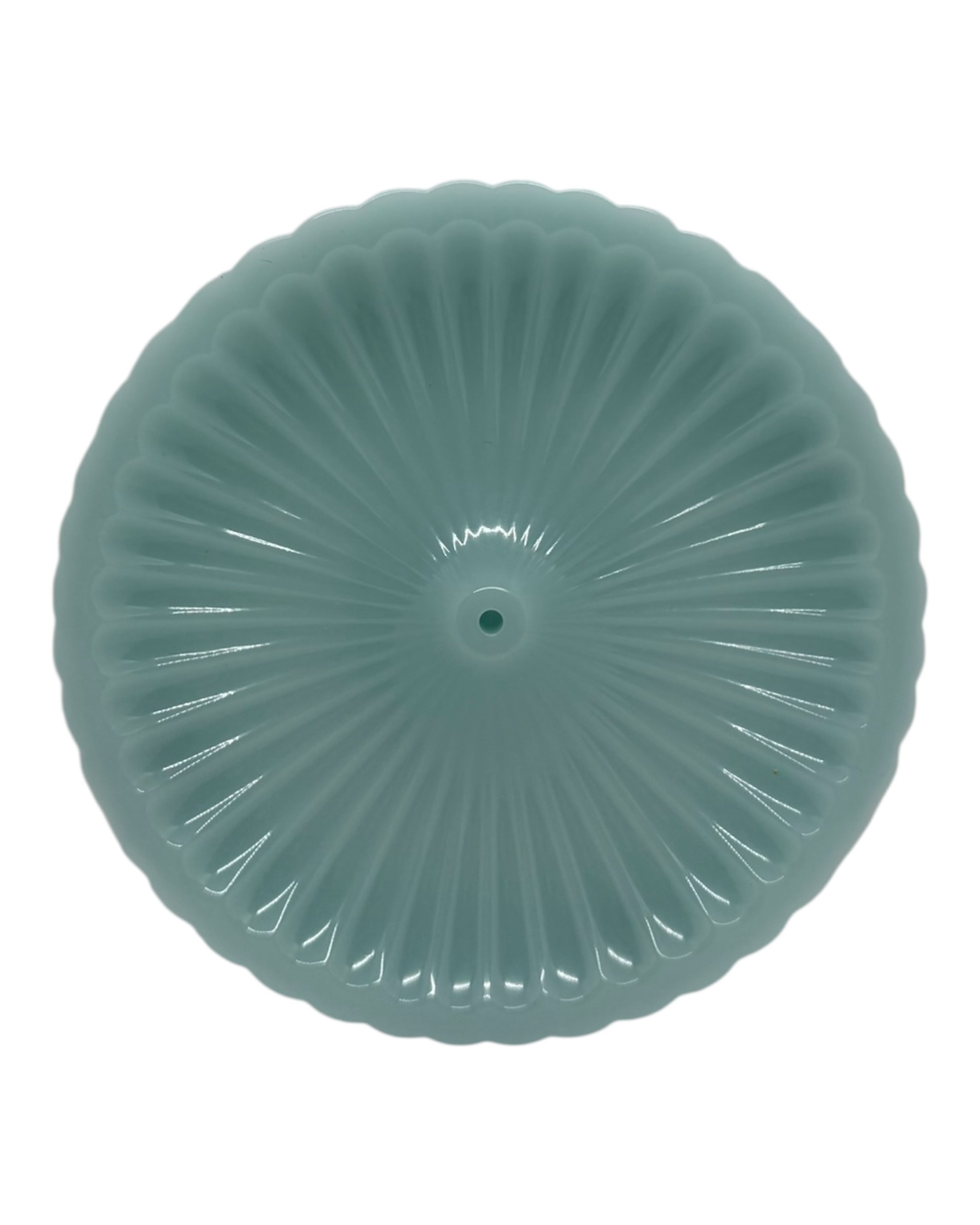 Nami est un porte-encens artisanal en résine époxy au design organique, pensé pour accompagner la diffusion de l’encens et inviter à ralentir au quotidien.