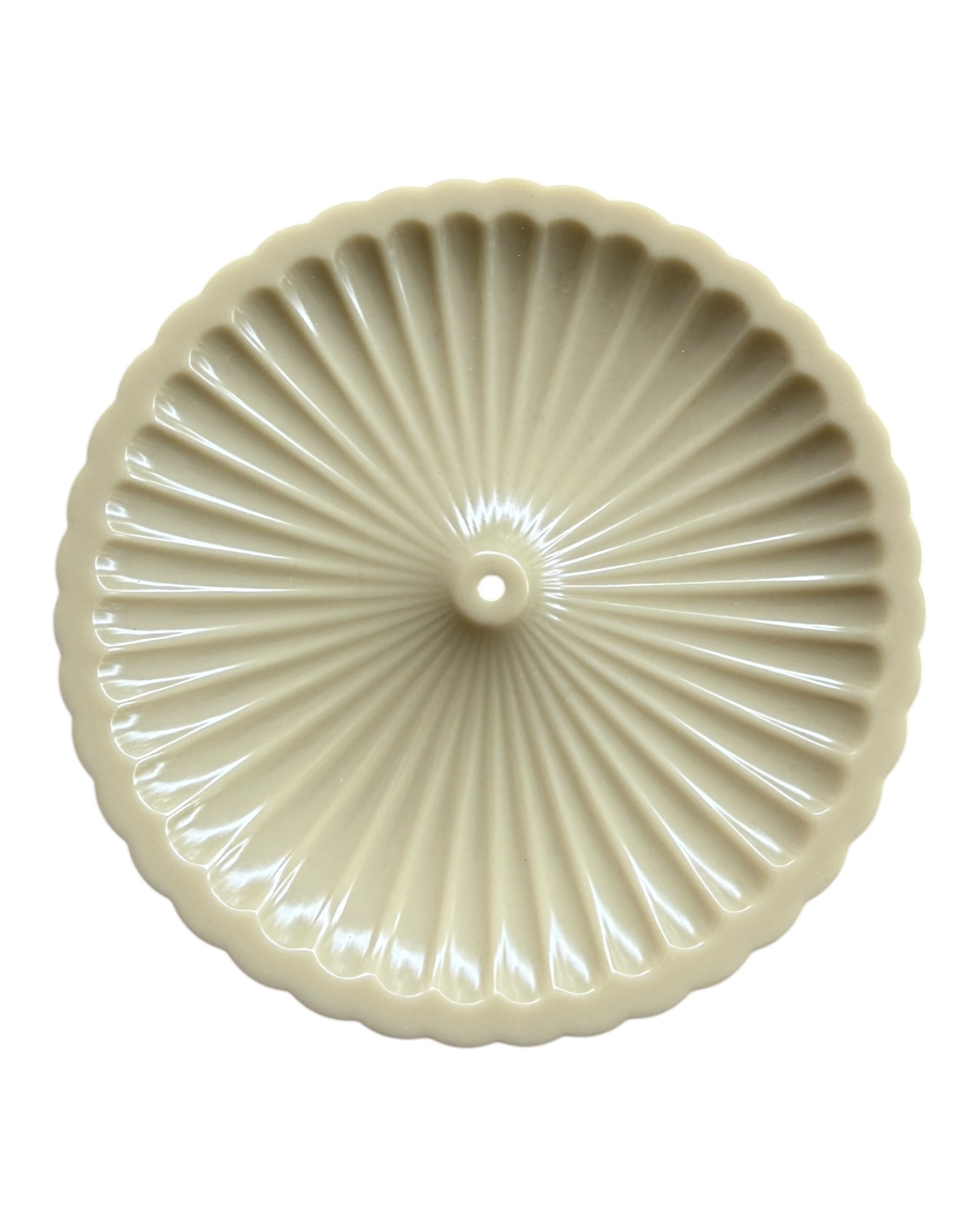 Porte-encens Nami beige en résine époxy aux formes organiques inspirées du mouvement des vagues, design minimal et zen.