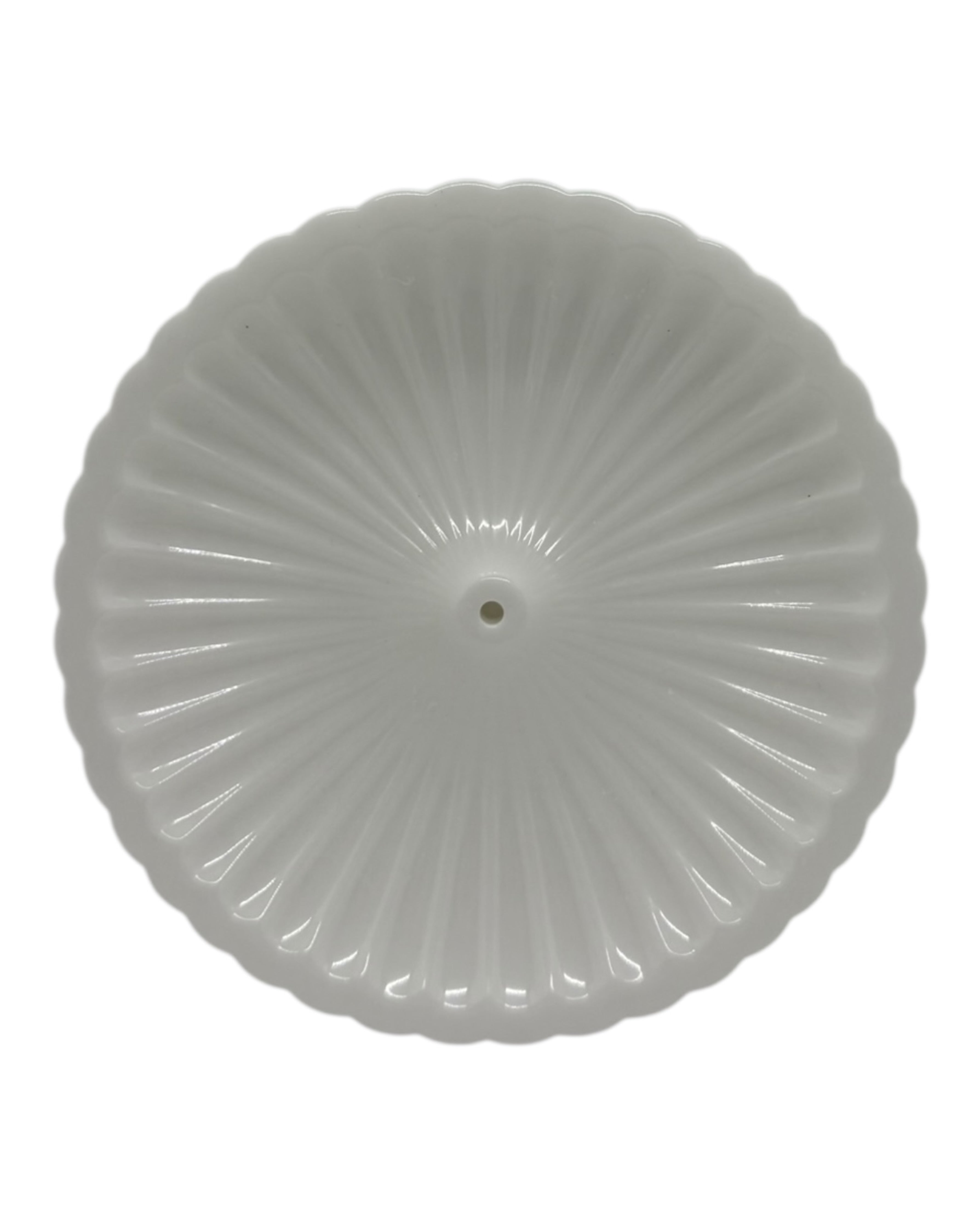 Porte-encens Nami en résine époxy, réalisé à la main, aux lignes ondulées et au design minimal, accueillant un bâton d’encens pour une ambiance calme et apaisante.