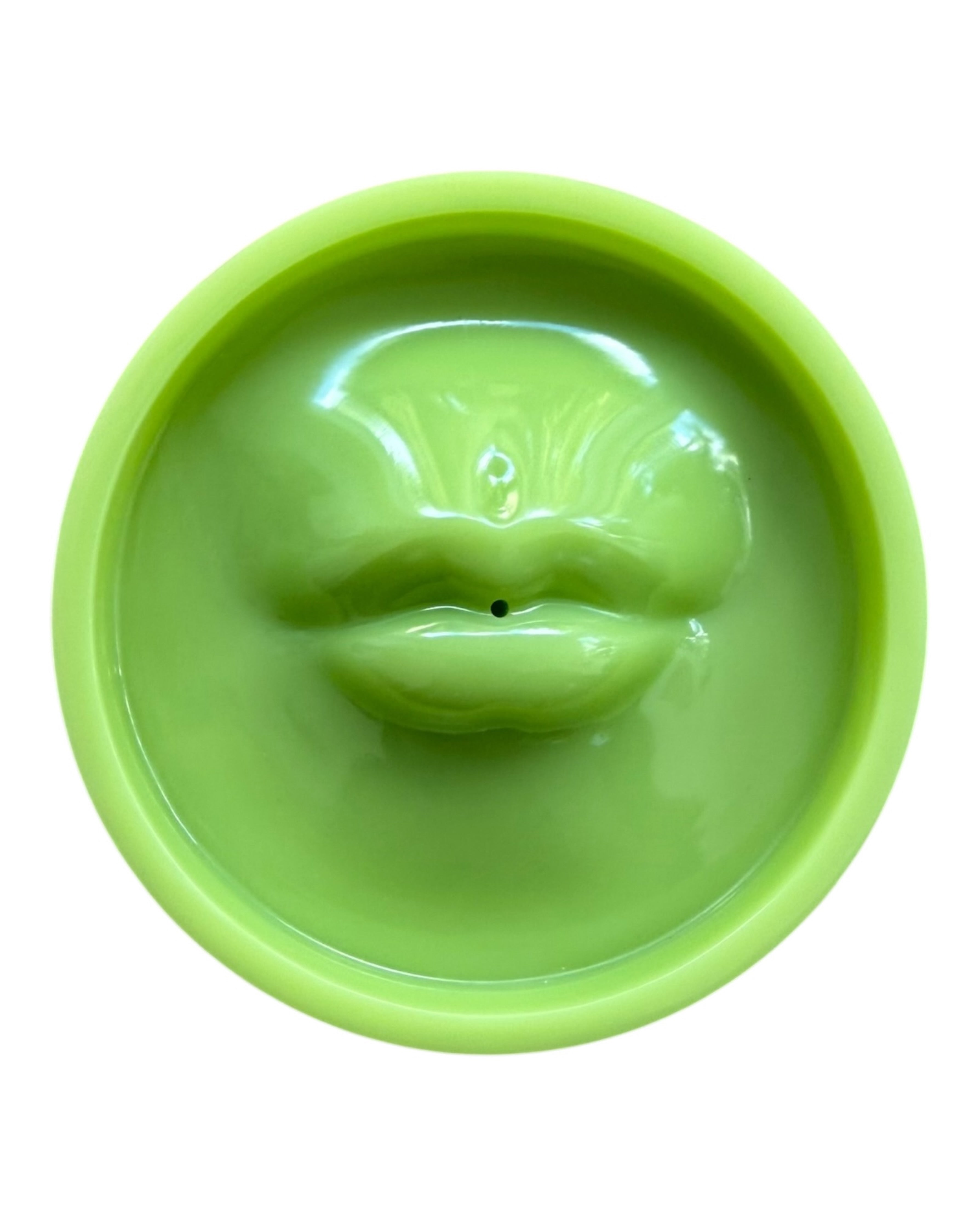 Porte encens Bisou Bisou vert anis en résine époxy, fait main, au design rond et minimaliste, avec une bouche pulpeuse, apportant une touche fun et stylée à l’intérieur.