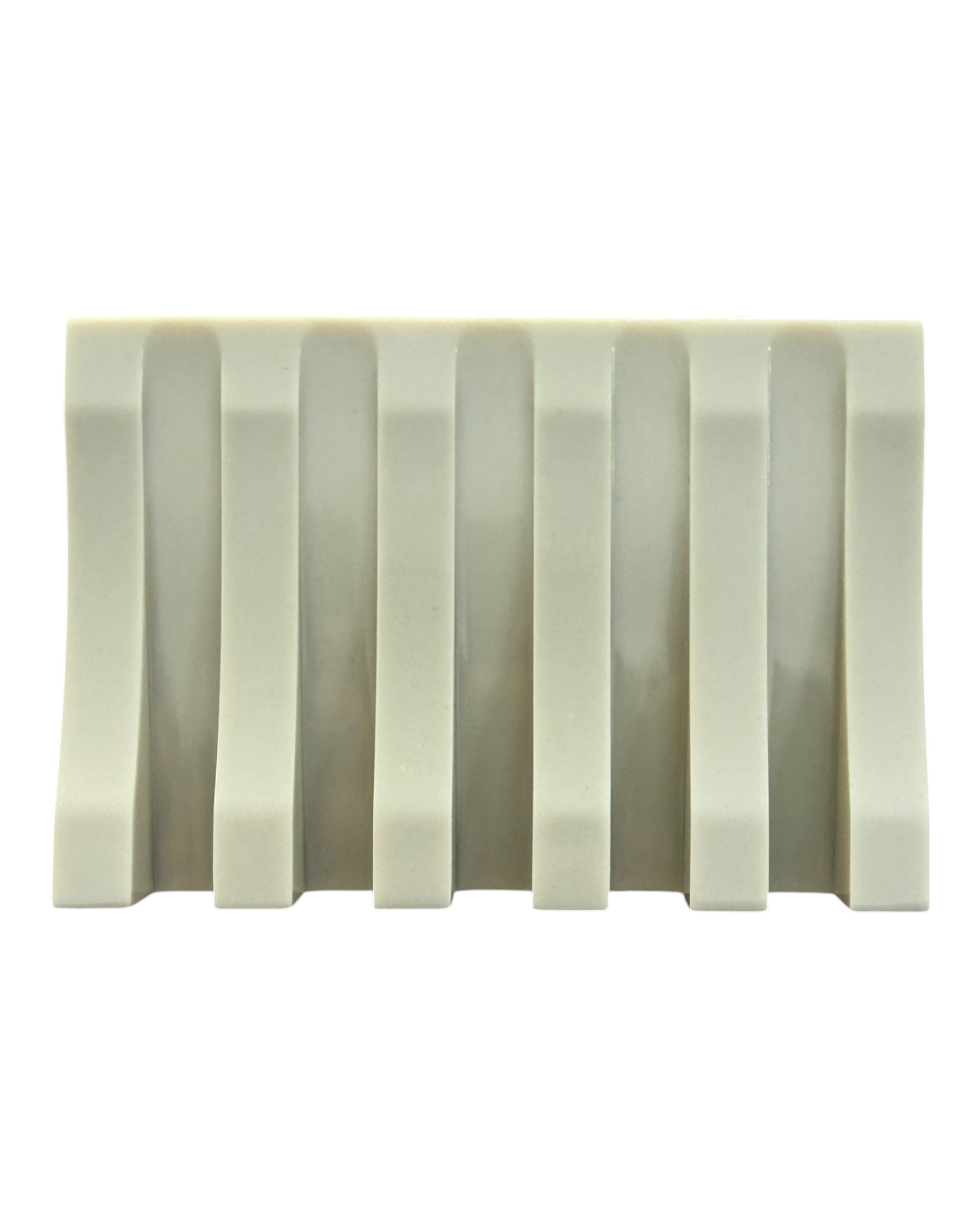 Porte-savon artisanal beige aux lignes graphiques et épurées, conçu en résine époxy pour apporter une touche déco chic et naturelle à la salle de bain ou à la cuisine.