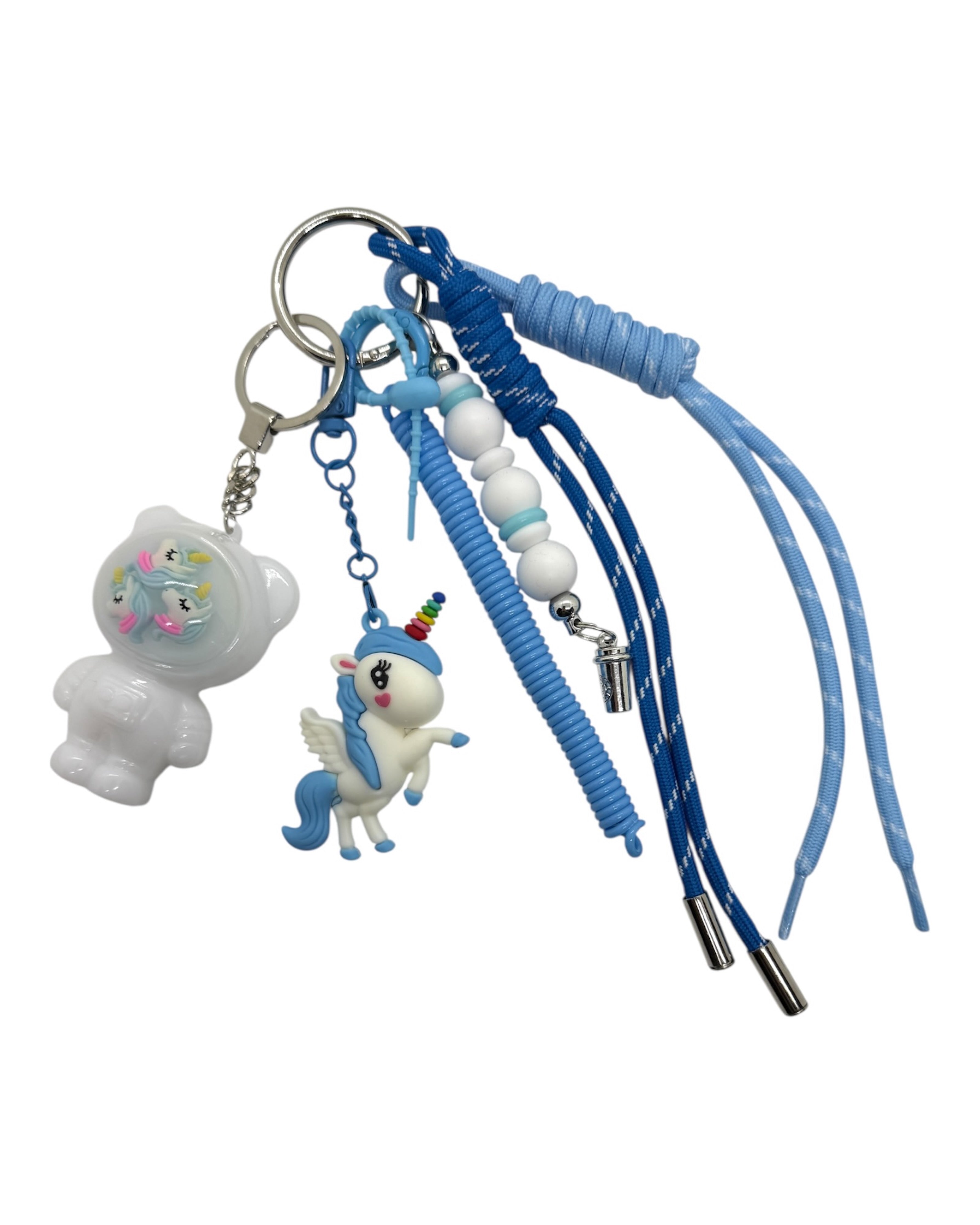 Grigri Izzy Milky Moon blanc nacré en résine époxy, inspiré de l’univers licorne, porte-clés artisanal lumineux aux reflets doux et féeriques.