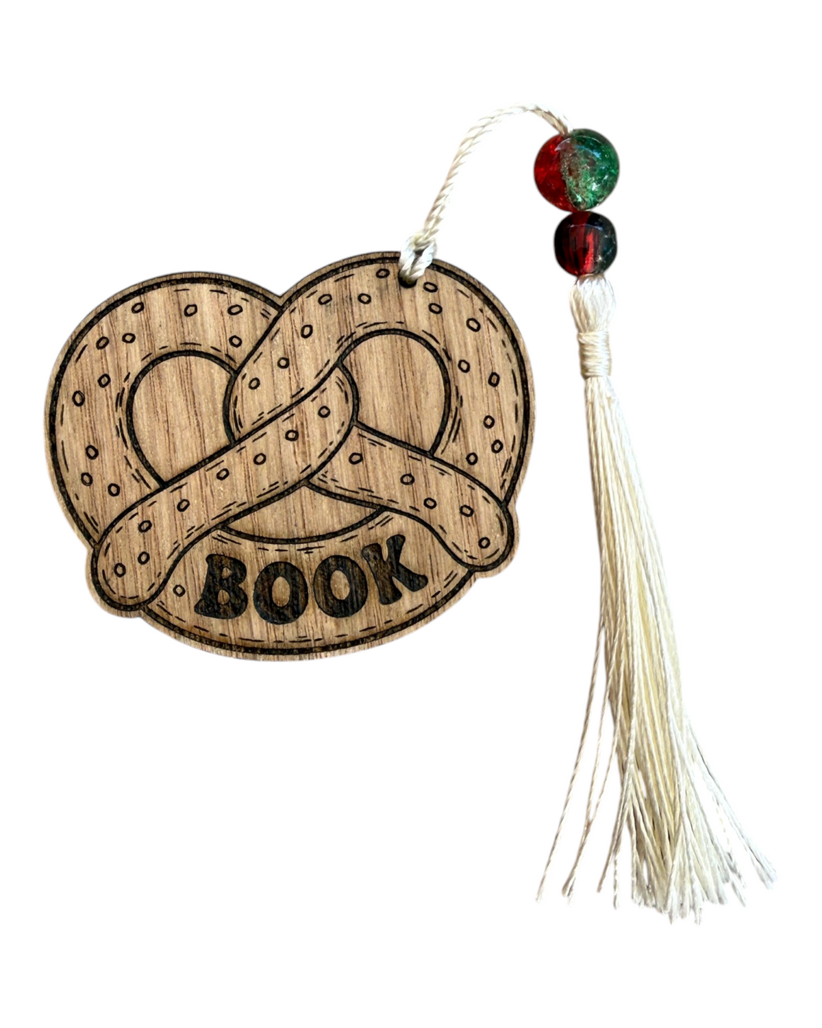 Marque-page PRETZEL Lolie’z en bois découpé et gravé avec inscription BOOK, pompon écru et perles rouge et verte.