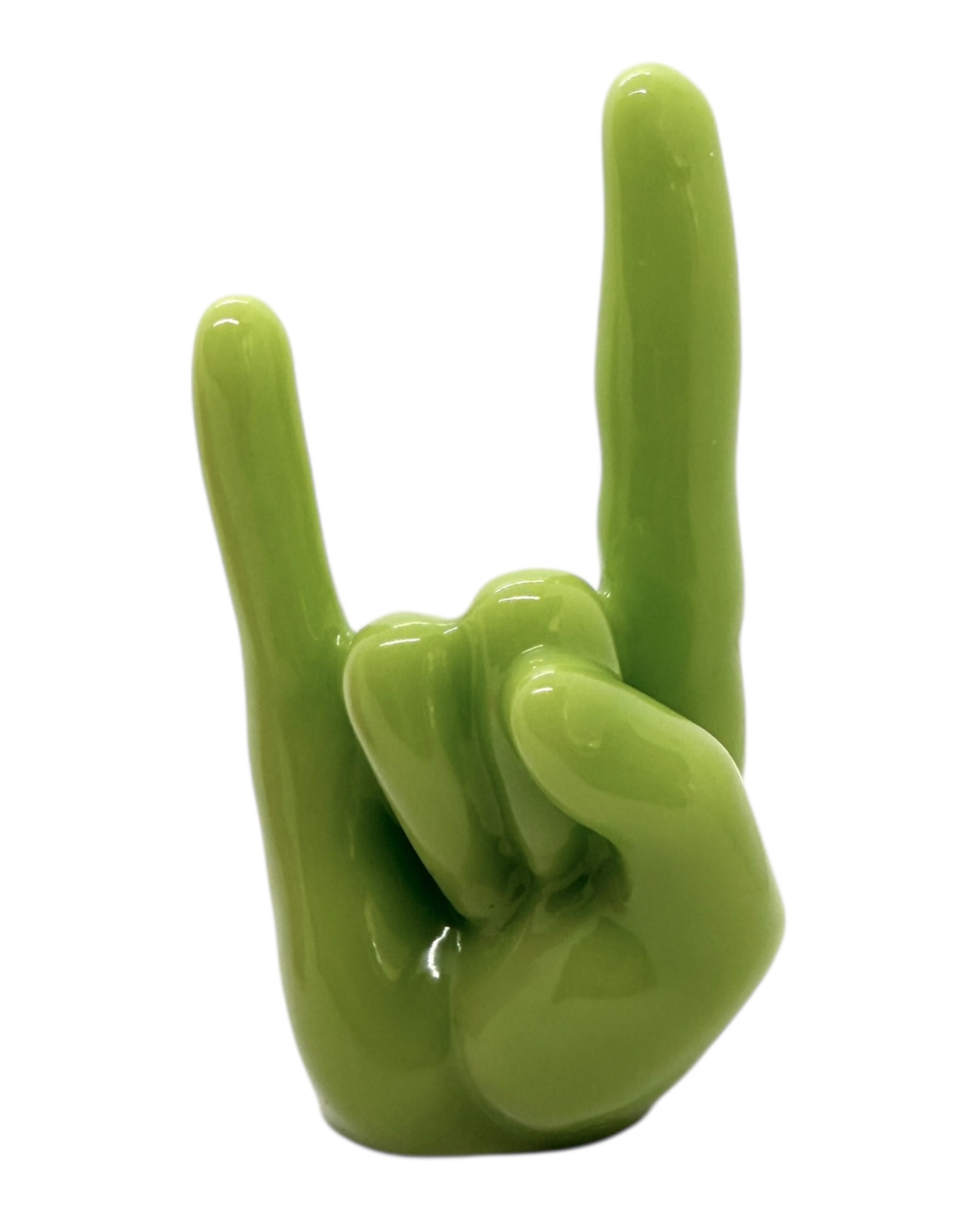 Détail du support à bagues fait main en résine époxy brillante, finition lisse et design moderne.