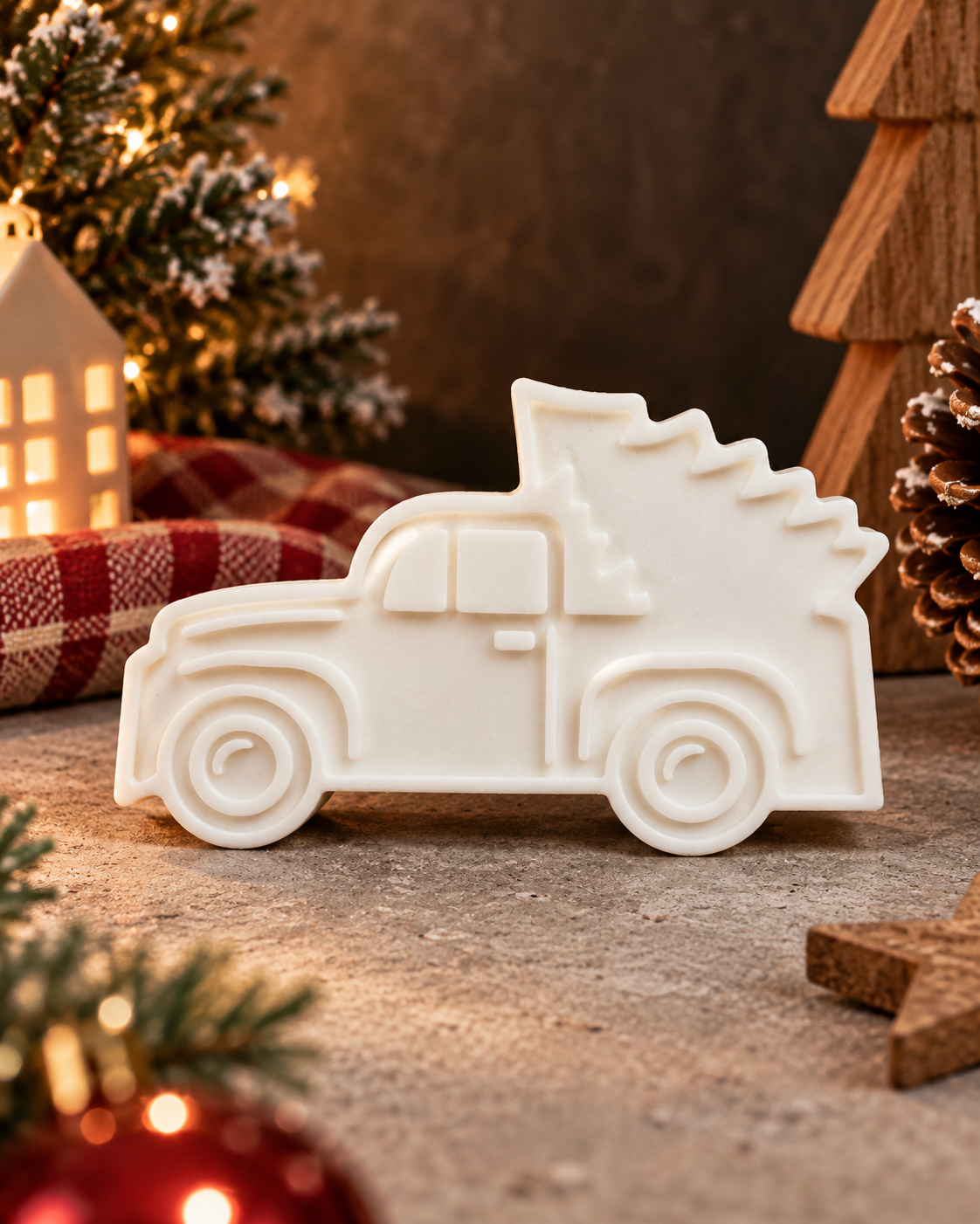 Santa’s Pickup, décoration de Noël en résine époxy représentant un pickup rétro transportant un sapin.