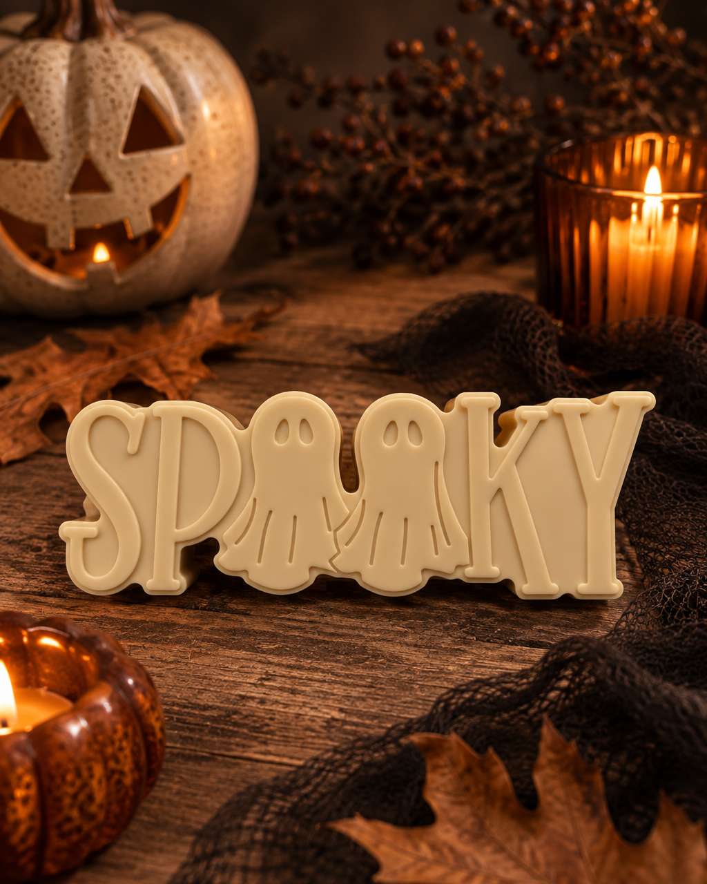 Spooky, décoration Halloween à poser en résine époxy avec deux fantômes intégrés dans les lettres, faite main par Lolie’z.