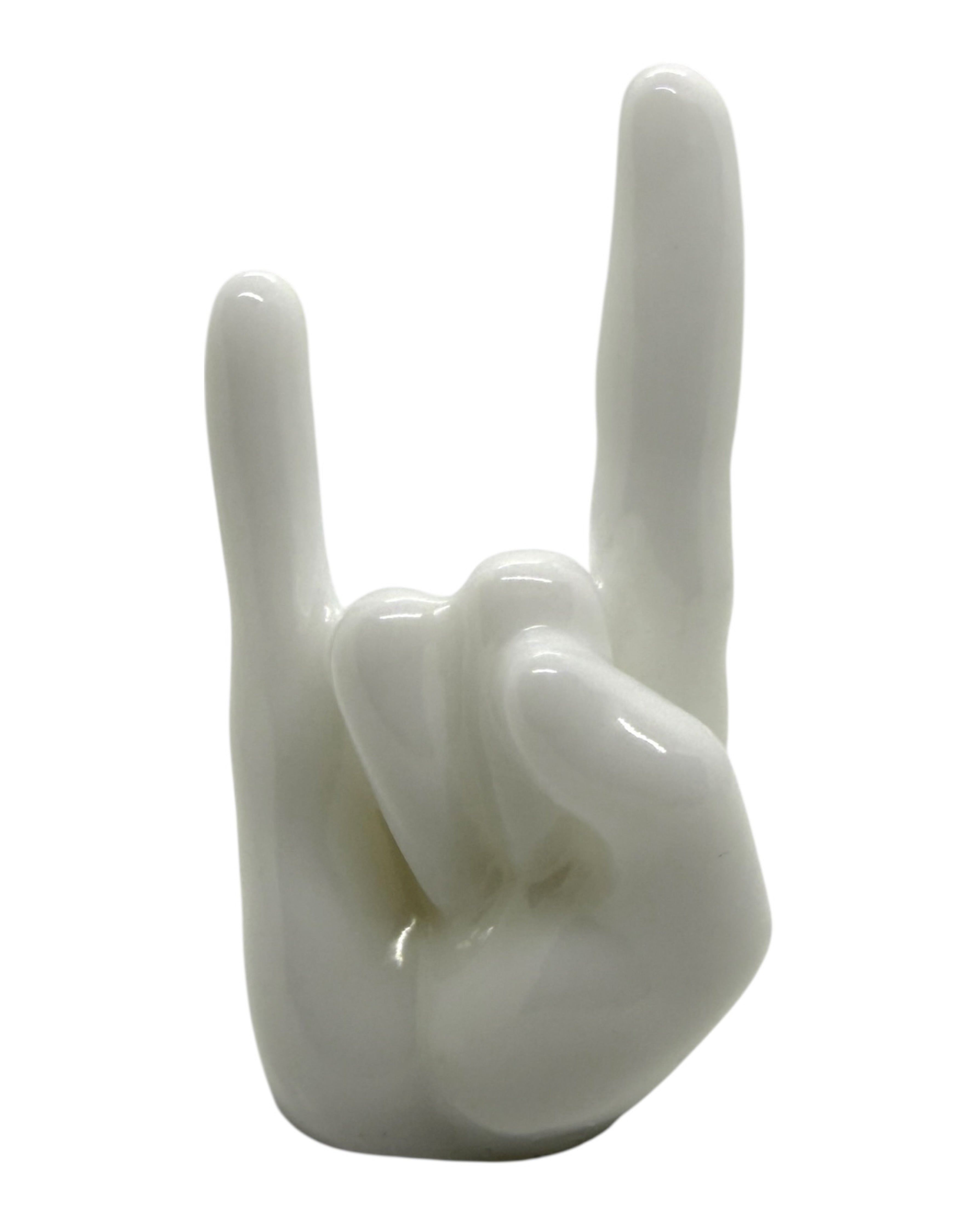 Support a bagues en forme de main rock realise en resine epoxy, expose plusieurs bagues et apporte une touche deco pop sur une coiffeuse.