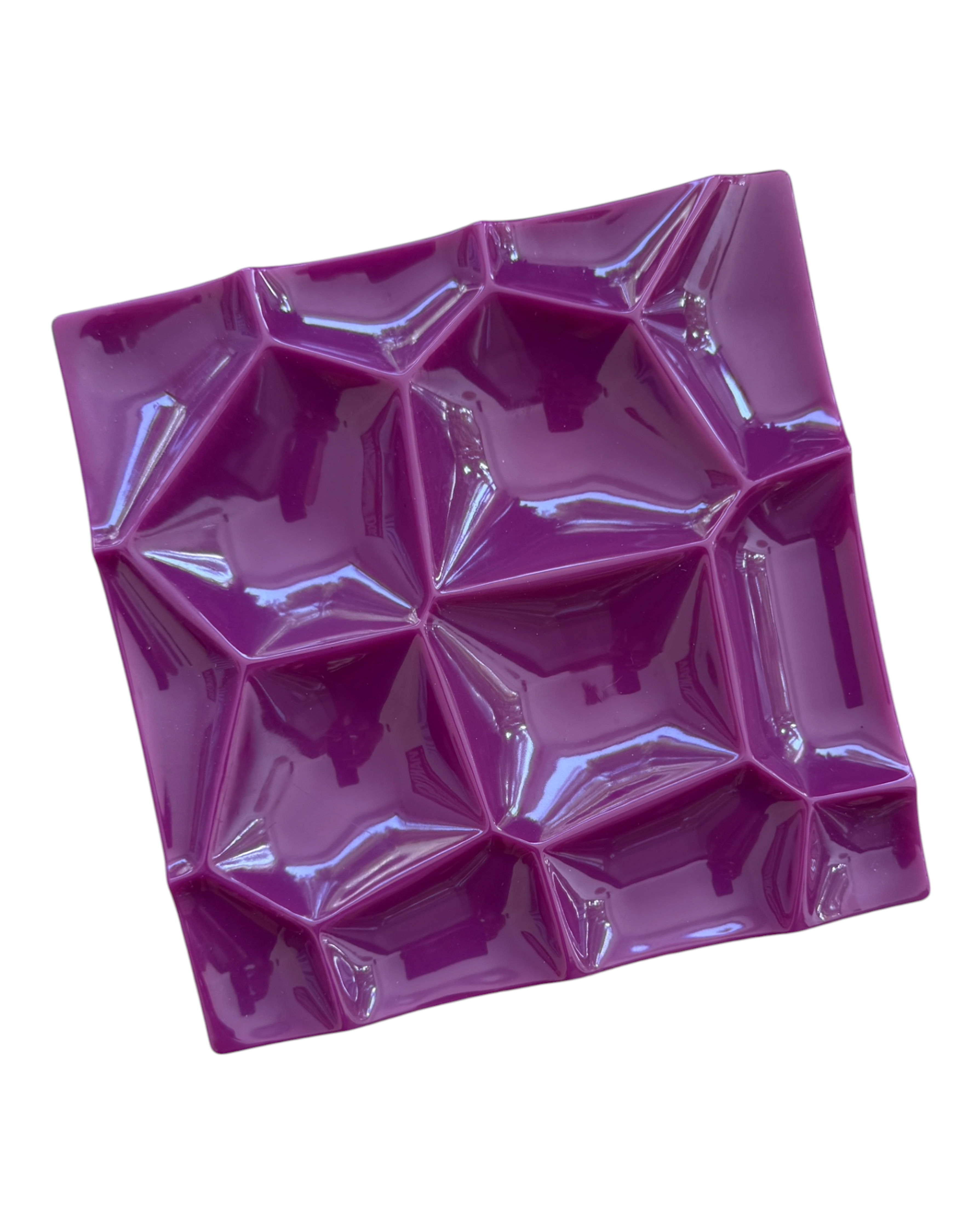 Support à bijoux BLOOM en résine époxy violet prune avec compartiments pour bagues, boucles d’oreilles et bijoux.